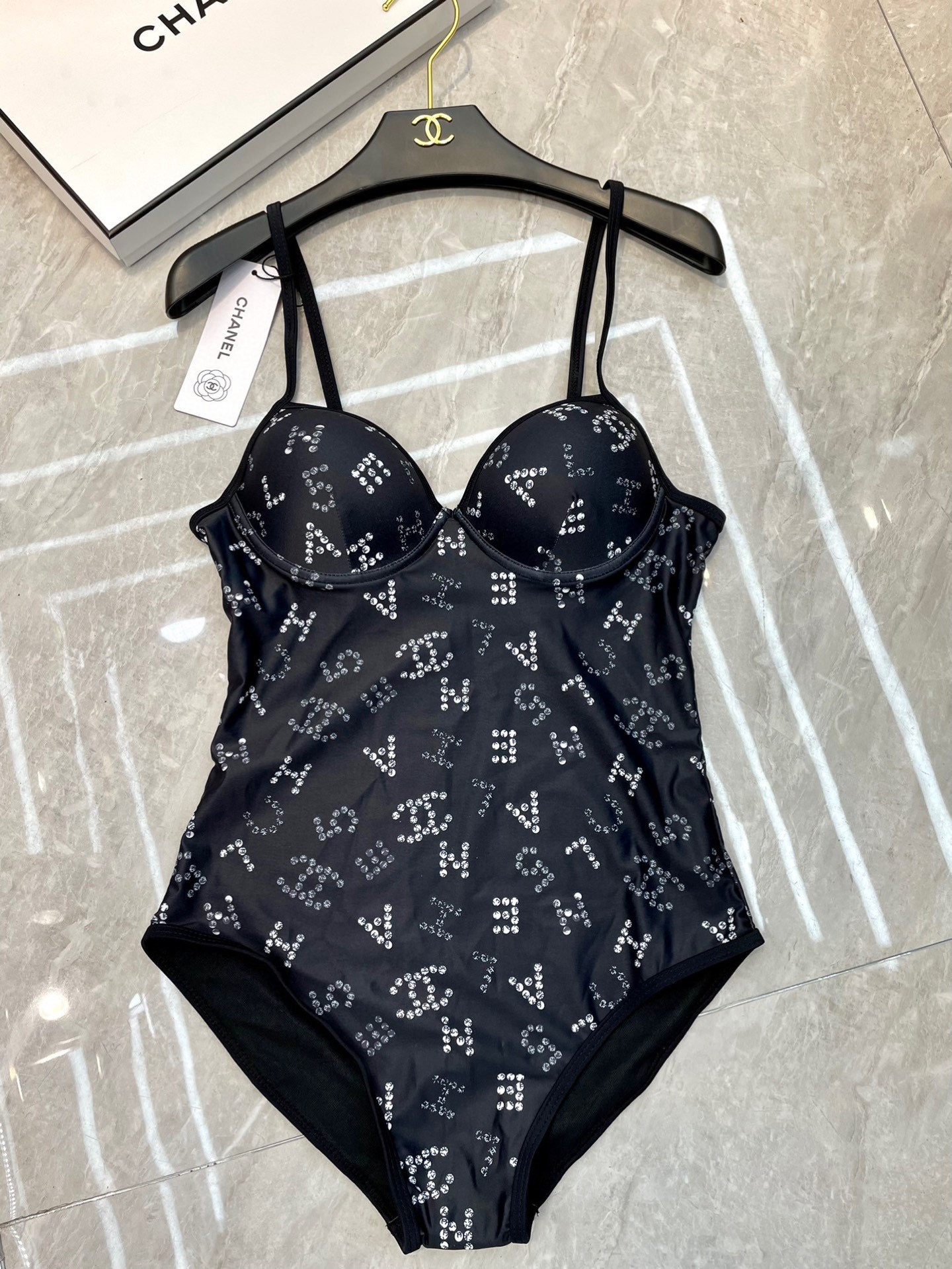  Chanel 新款连体衣 😍🥰适合多种场景的游泳衣🏊‍♀️海边 游泳池 温泉 水上乐园 漂流都可以😌内