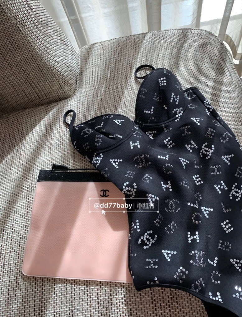  Chanel 新款连体衣 😍🥰适合多种场景的游泳衣🏊‍♀️海边 游泳池 温泉 水上乐园 漂流都可以😌内