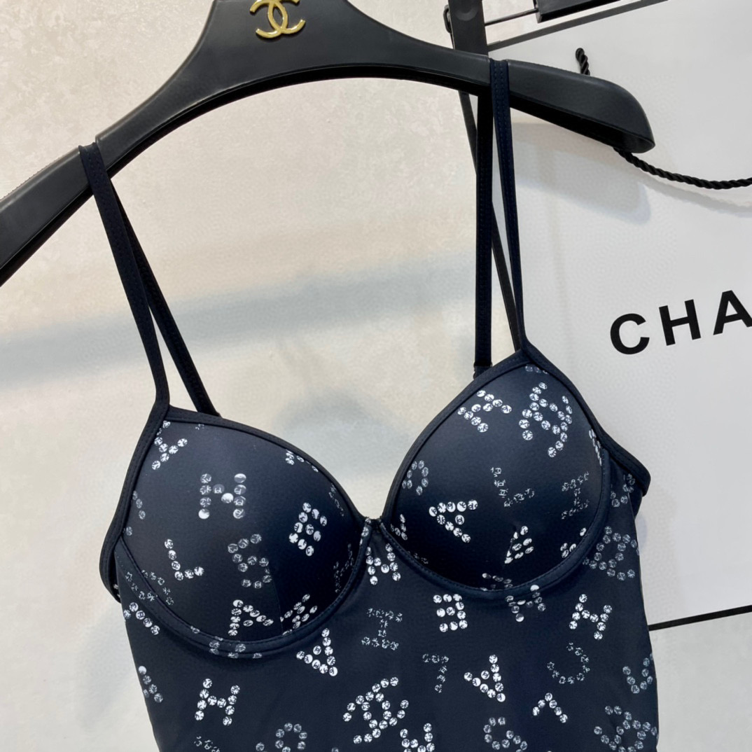  Chanel 新款连体衣 😍🥰适合多种场景的游泳衣🏊‍♀️海边 游泳池 温泉 水上乐园 漂流都可以😌内