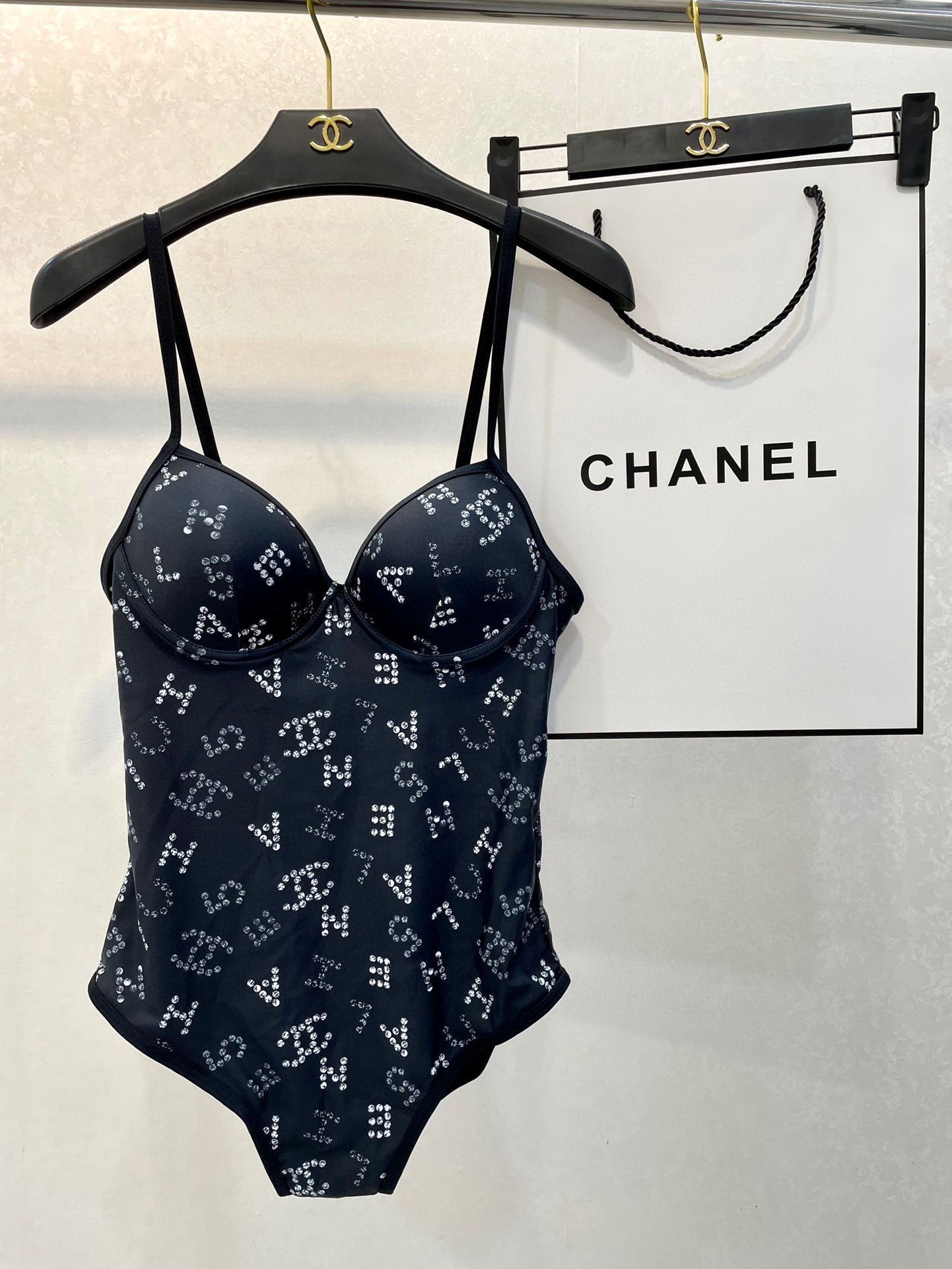  Chanel 新款连体衣 😍🥰适合多种场景的游泳衣🏊‍♀️海边 游泳池 温泉 水上乐园 漂流都可以😌内