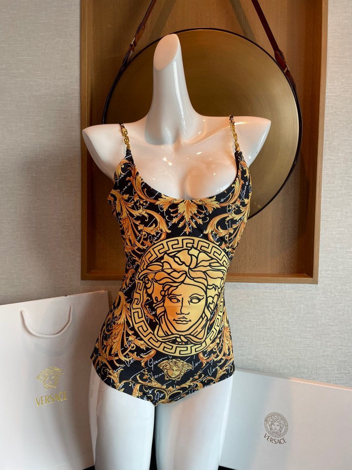  范思哲新款连体泳衣👙❤️😍🥰适合多种场景的游泳衣🏊‍♀️海边 游泳池 温泉 水上乐园 漂流都可以😌内搭