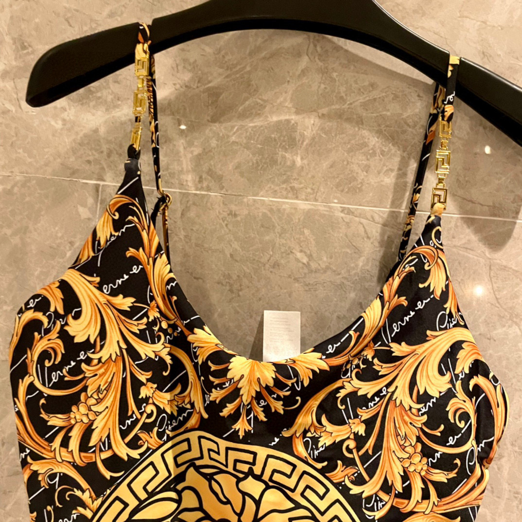  范思哲新款连体泳衣👙❤️😍🥰适合多种场景的游泳衣🏊‍♀️海边 游泳池 温泉 水上乐园 漂流都可以😌内搭