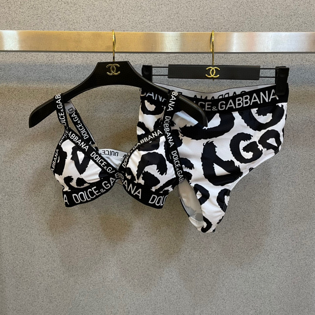  DG新款字母比基尼 😍🥰适合多种场景的游泳衣🏊‍♀️海边 游泳池 温泉 水上乐园 漂流都可以😌内搭也完