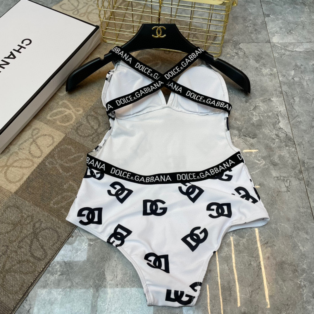  DG新款连体泳衣 字母印花 实物真的超级美😍😍适合多种场景的游泳衣🏊‍♀️海边 游泳池 温泉 水上乐园