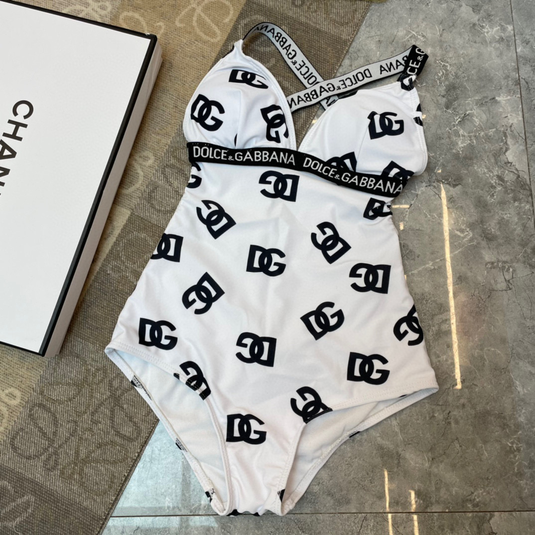  DG新款连体泳衣 字母印花 实物真的超级美😍😍适合多种场景的游泳衣🏊‍♀️海边 游泳池 温泉 水上乐园