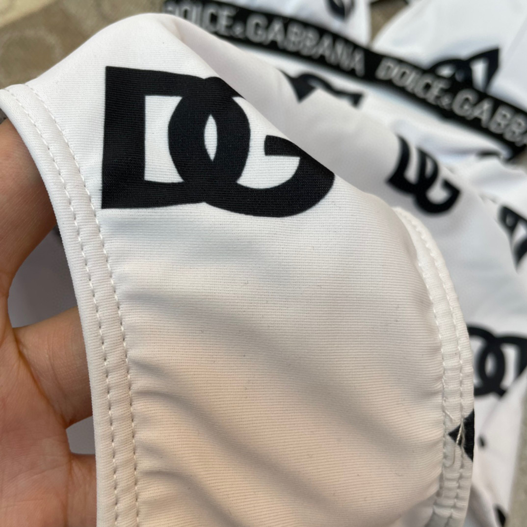  DG新款连体泳衣 字母印花 实物真的超级美😍😍适合多种场景的游泳衣🏊‍♀️海边 游泳池 温泉 水上乐园