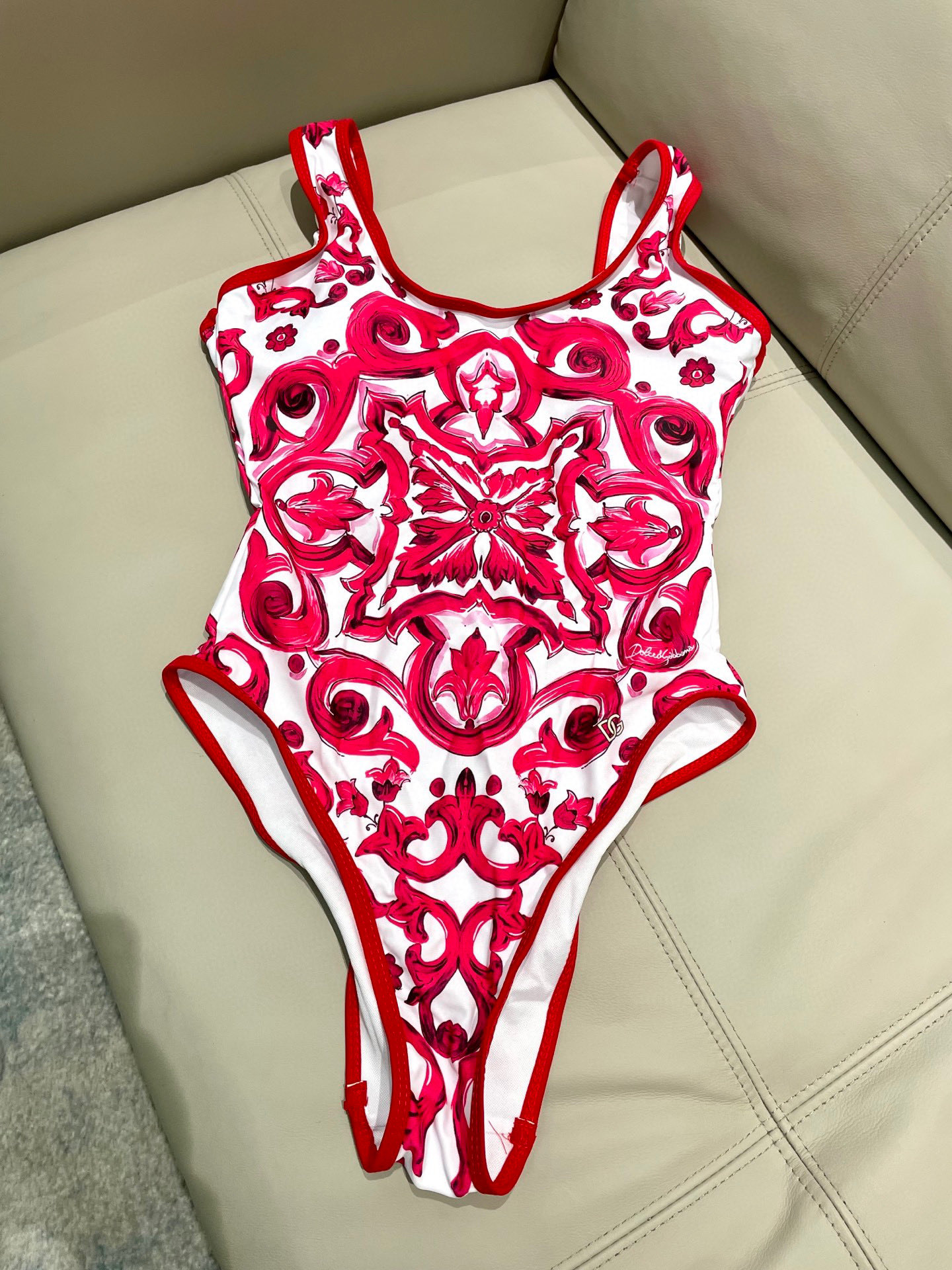  DG新款连体泳衣   时尚潮流款 😍🥰适合多种场景的游泳衣🏊‍♀️海边 游泳池 温泉 水上乐园 漂流都