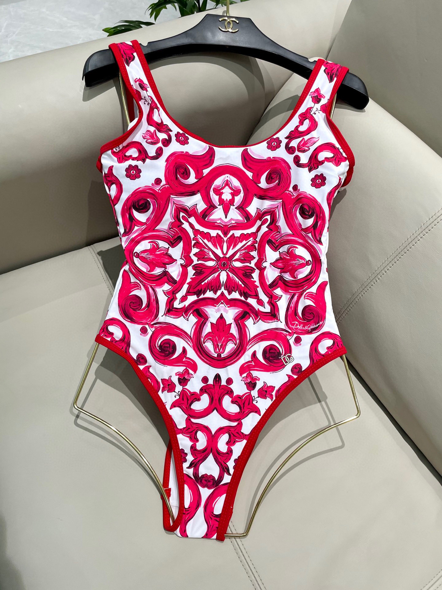  DG新款连体泳衣   时尚潮流款 😍🥰适合多种场景的游泳衣🏊‍♀️海边 游泳池 温泉 水上乐园 漂流都