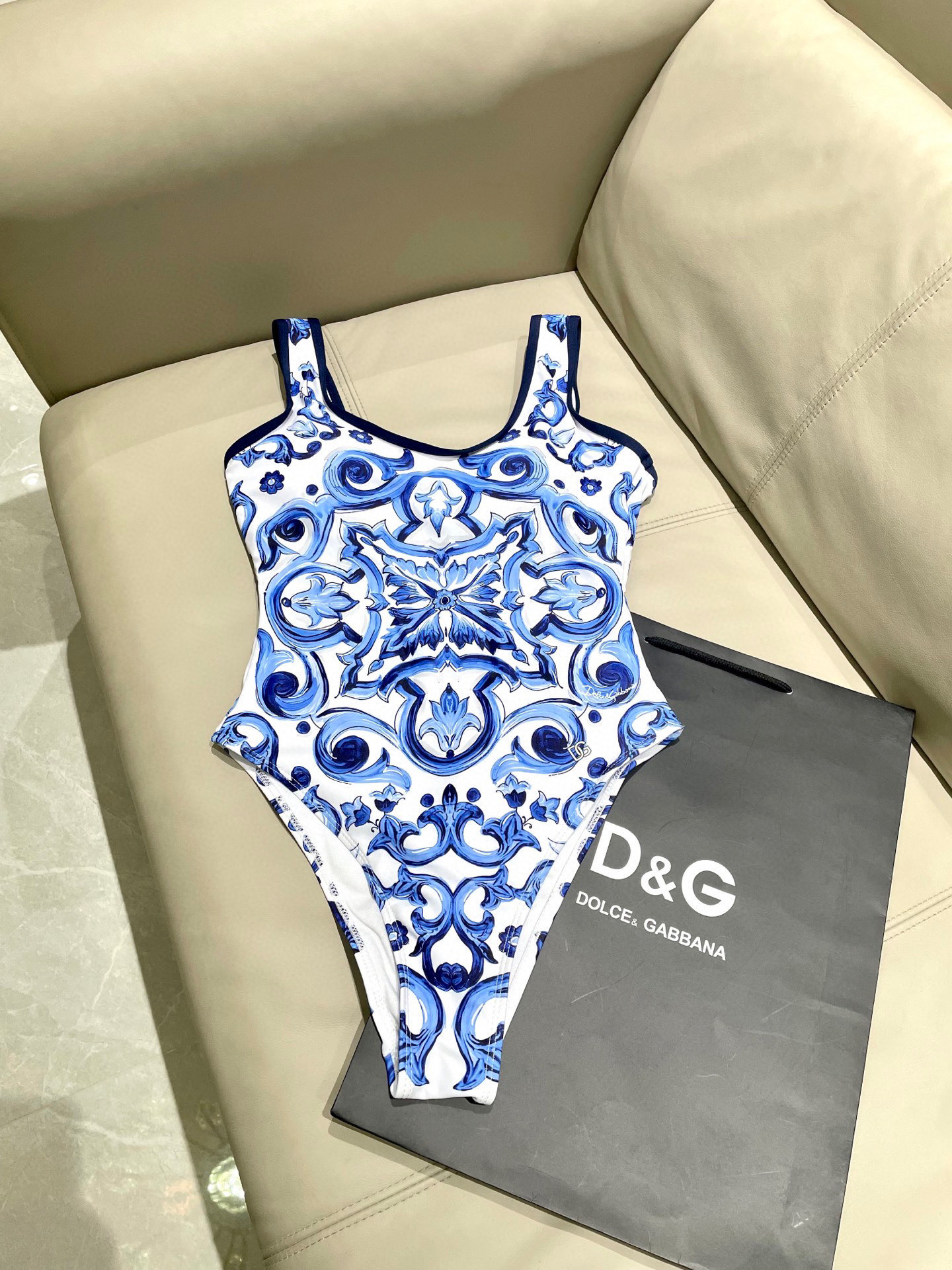  DG新款连体泳衣   时尚潮流款 😍🥰适合多种场景的游泳衣🏊‍♀️海边 游泳池 温泉 水上乐园 漂流都