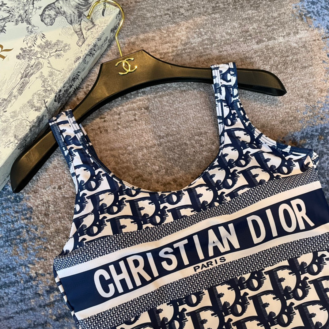  Dior 迪奥连体泳衣  😍🥰适合多种场景的游泳衣🏊‍♀️海边 游泳池 温泉 水上乐园 漂流都可以😌内
