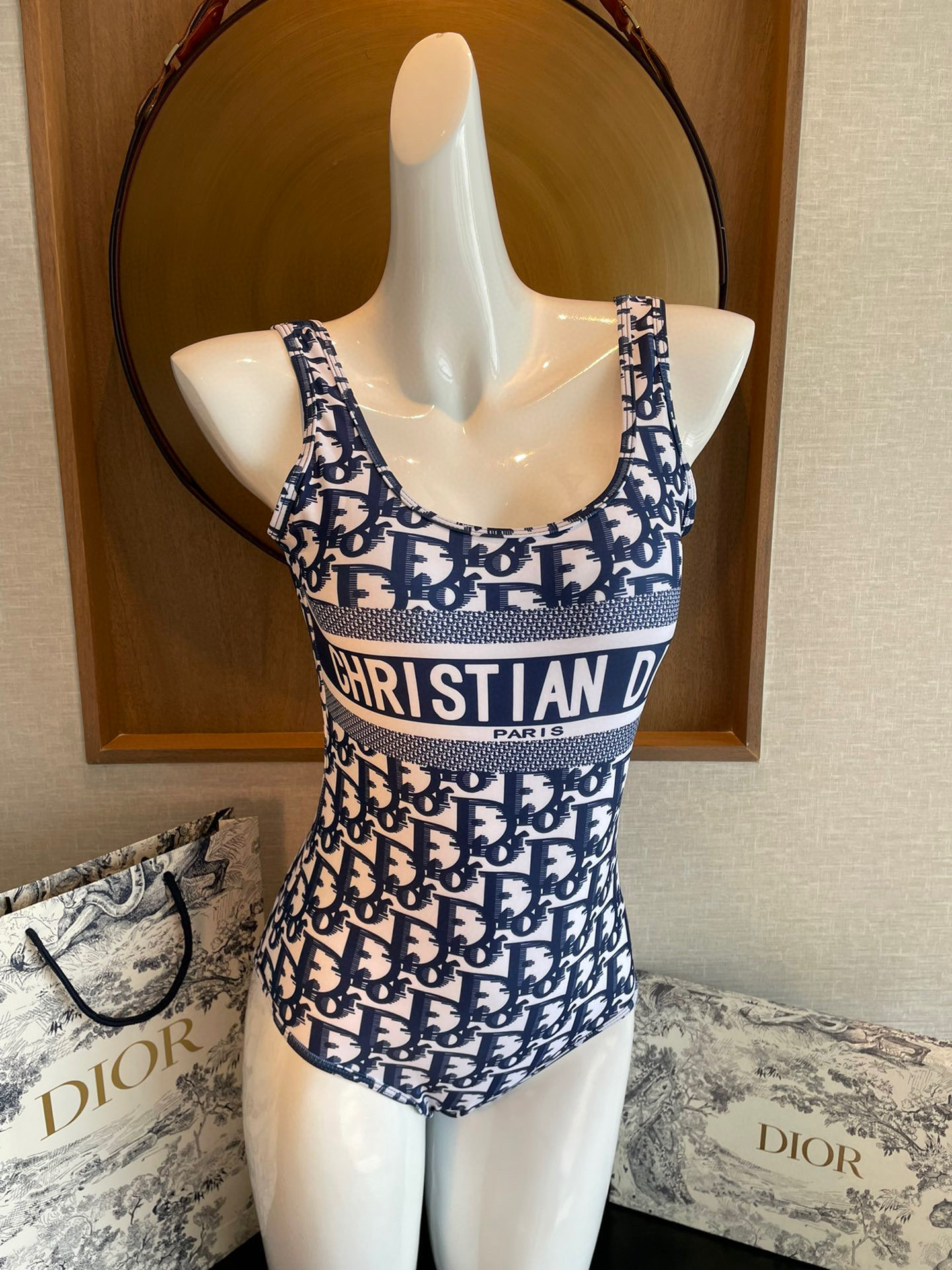  Dior 迪奥连体泳衣  😍🥰适合多种场景的游泳衣🏊‍♀️海边 游泳池 温泉 水上乐园 漂流都可以😌内