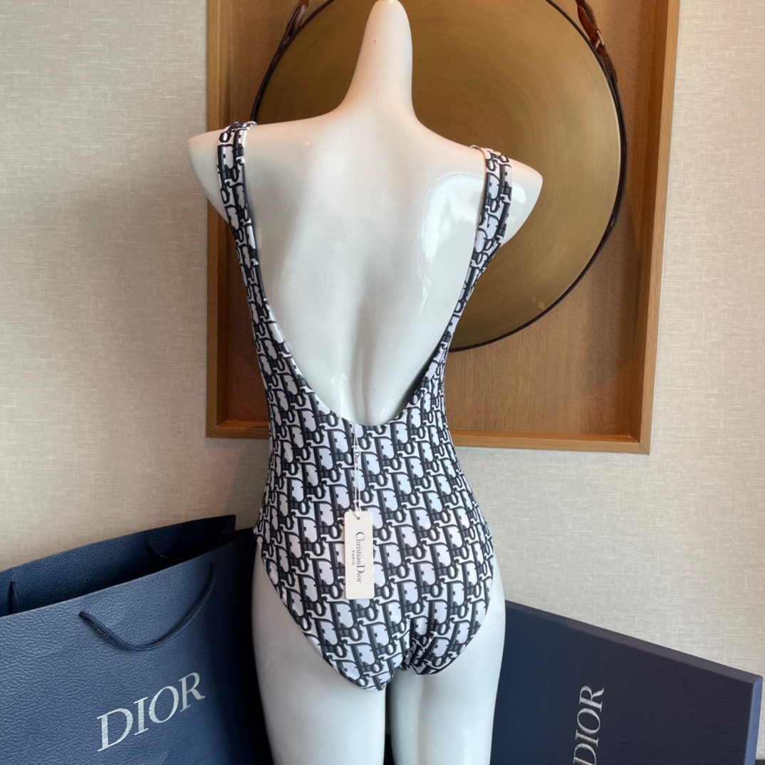  Dior迪奥泳衣👙❤️😍🥰适合多种场景的游泳衣🏊‍♀️海边 游泳池 温泉 水上乐园 漂流都可以😌内搭外