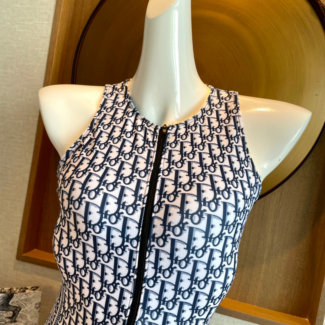  Dior迪奥泳衣👙❤️😍🥰适合多种场景的游泳衣🏊‍♀️海边 游泳池 温泉 水上乐园 漂流都可以😌内搭外