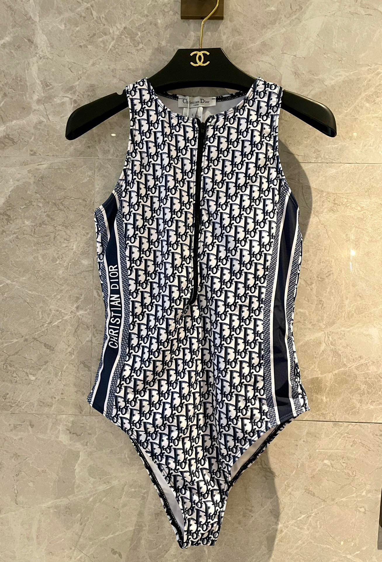  Dior迪奥泳衣👙❤️😍🥰适合多种场景的游泳衣🏊‍♀️海边 游泳池 温泉 水上乐园 漂流都可以😌内搭外