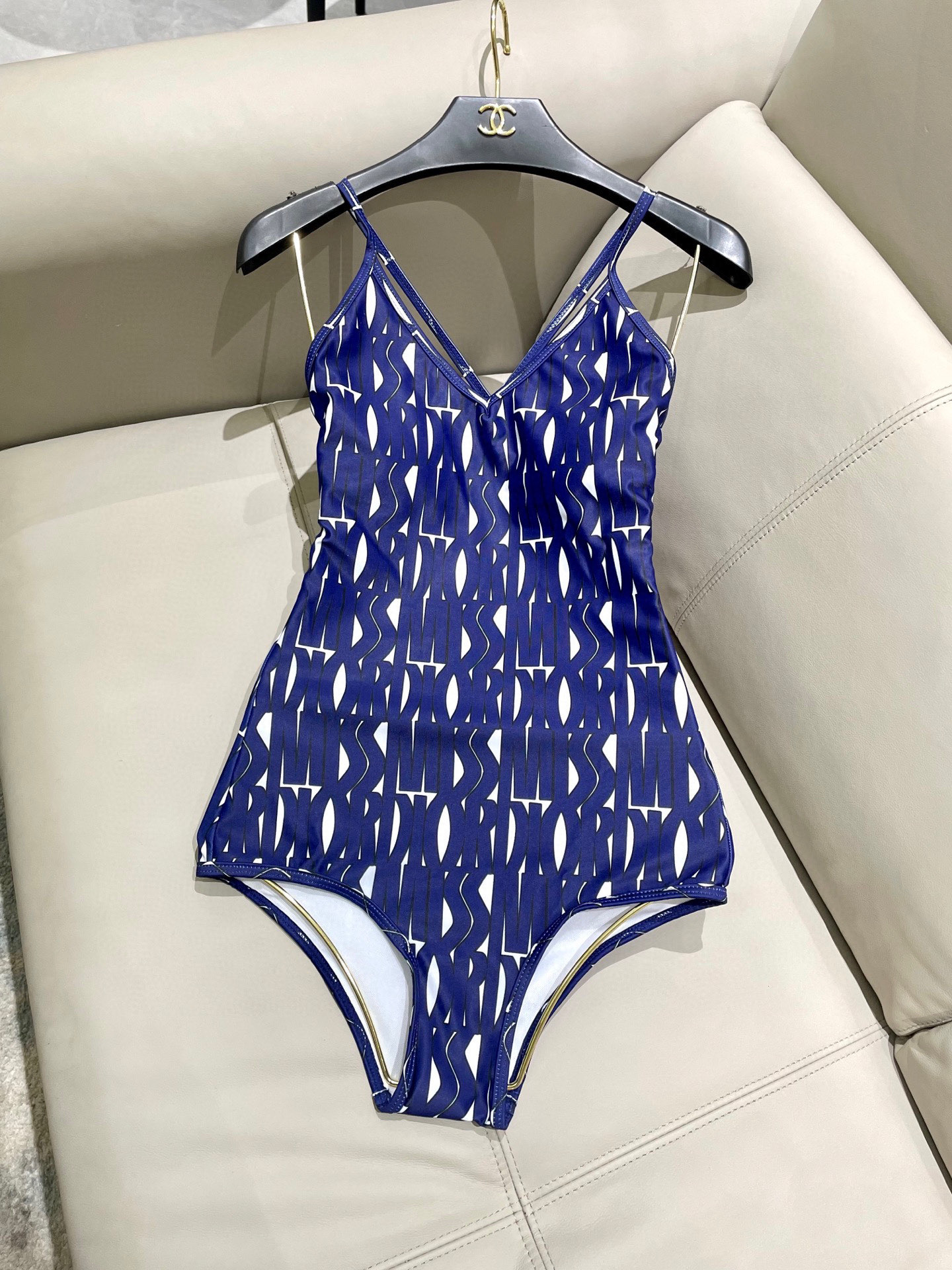  迪奥新款连体泳衣 😍🥰适合多种场景的游泳衣🏊‍♀️海边 游泳池 温泉 水上乐园 漂流都可以😌内搭也完全