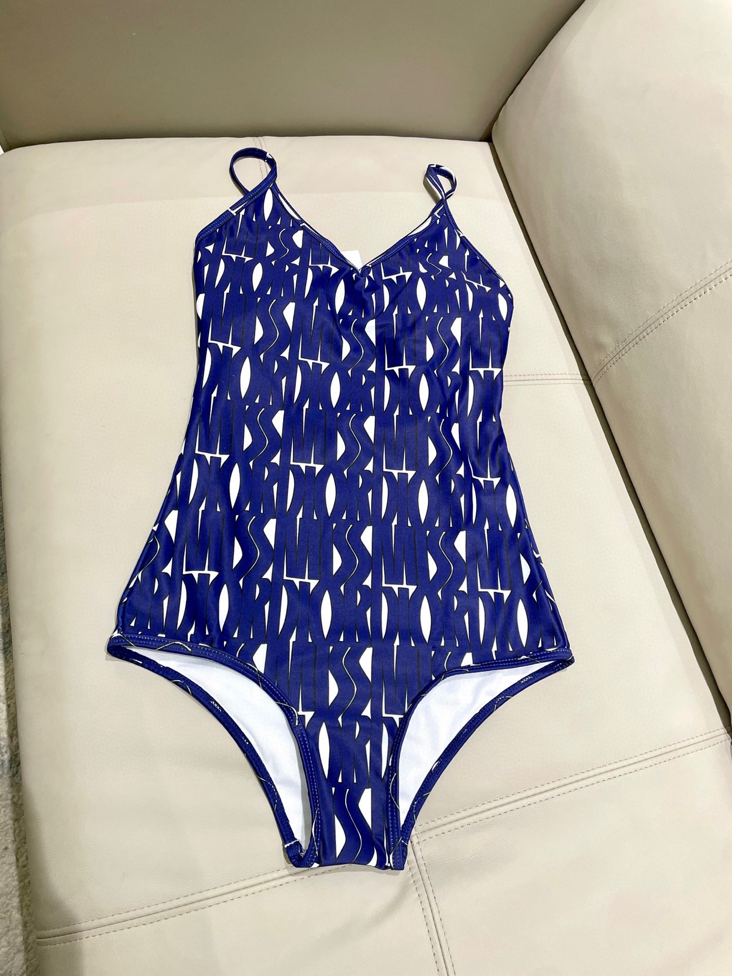  迪奥新款连体泳衣 😍🥰适合多种场景的游泳衣🏊‍♀️海边 游泳池 温泉 水上乐园 漂流都可以😌内搭也完全