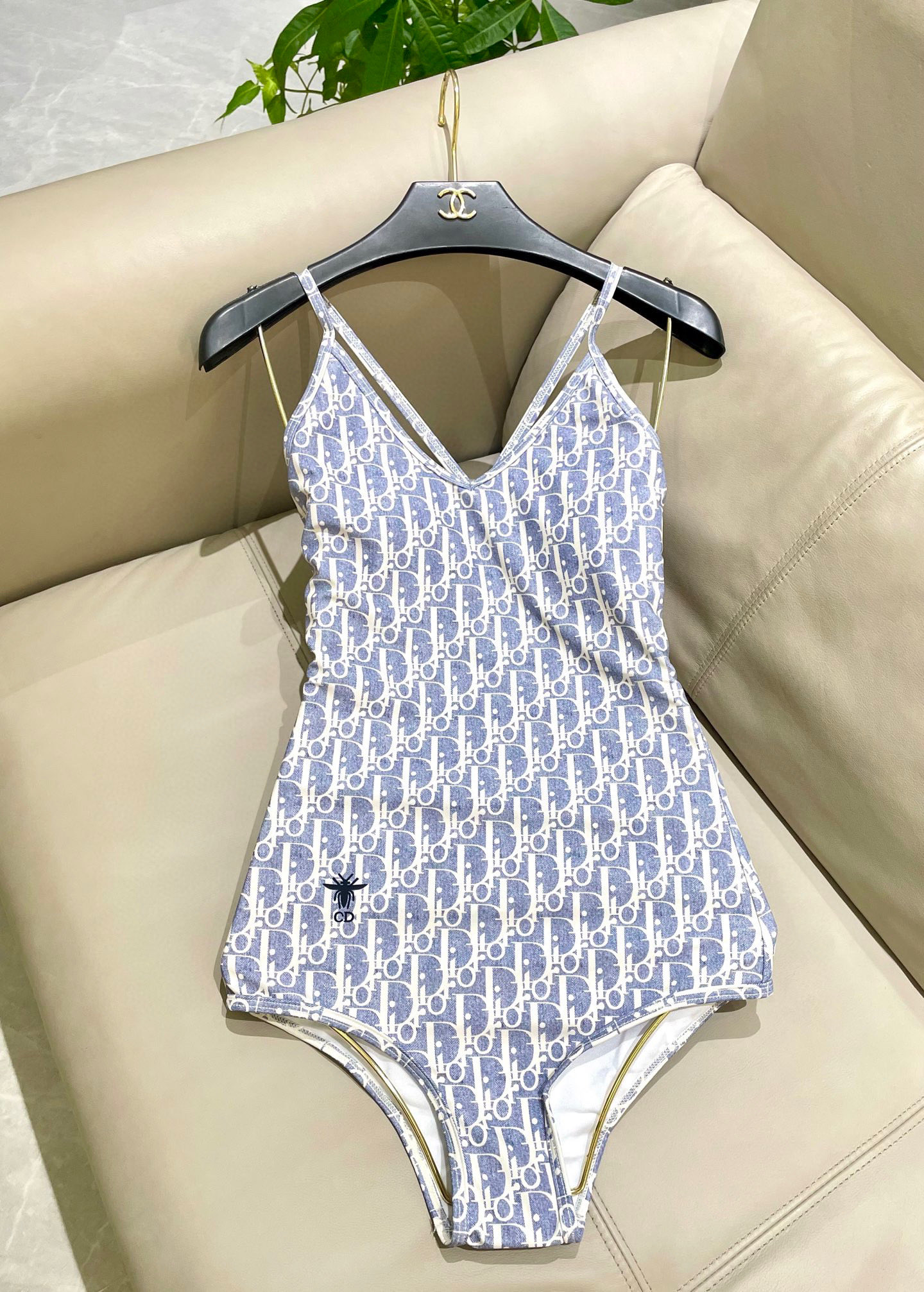  迪奥新款连体泳衣  时尚潮流款 😍🥰适合多种场景的游泳衣🏊‍♀️海边 游泳池 温泉 水上乐园 漂流都可