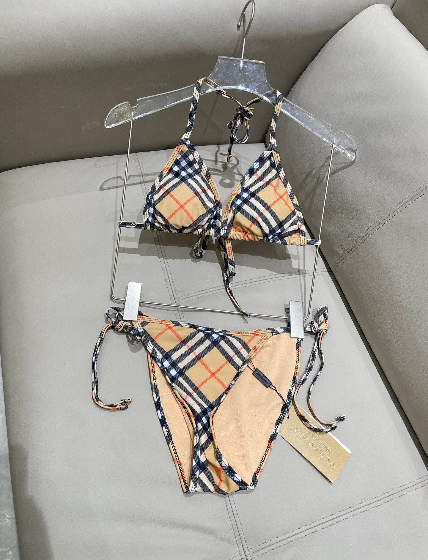  巴宝莉新款比基尼😍🥰适合多种场景的游泳衣🏊‍♀️海边 游泳池 温泉 水上乐园 漂流都可以😌内搭也完全可
