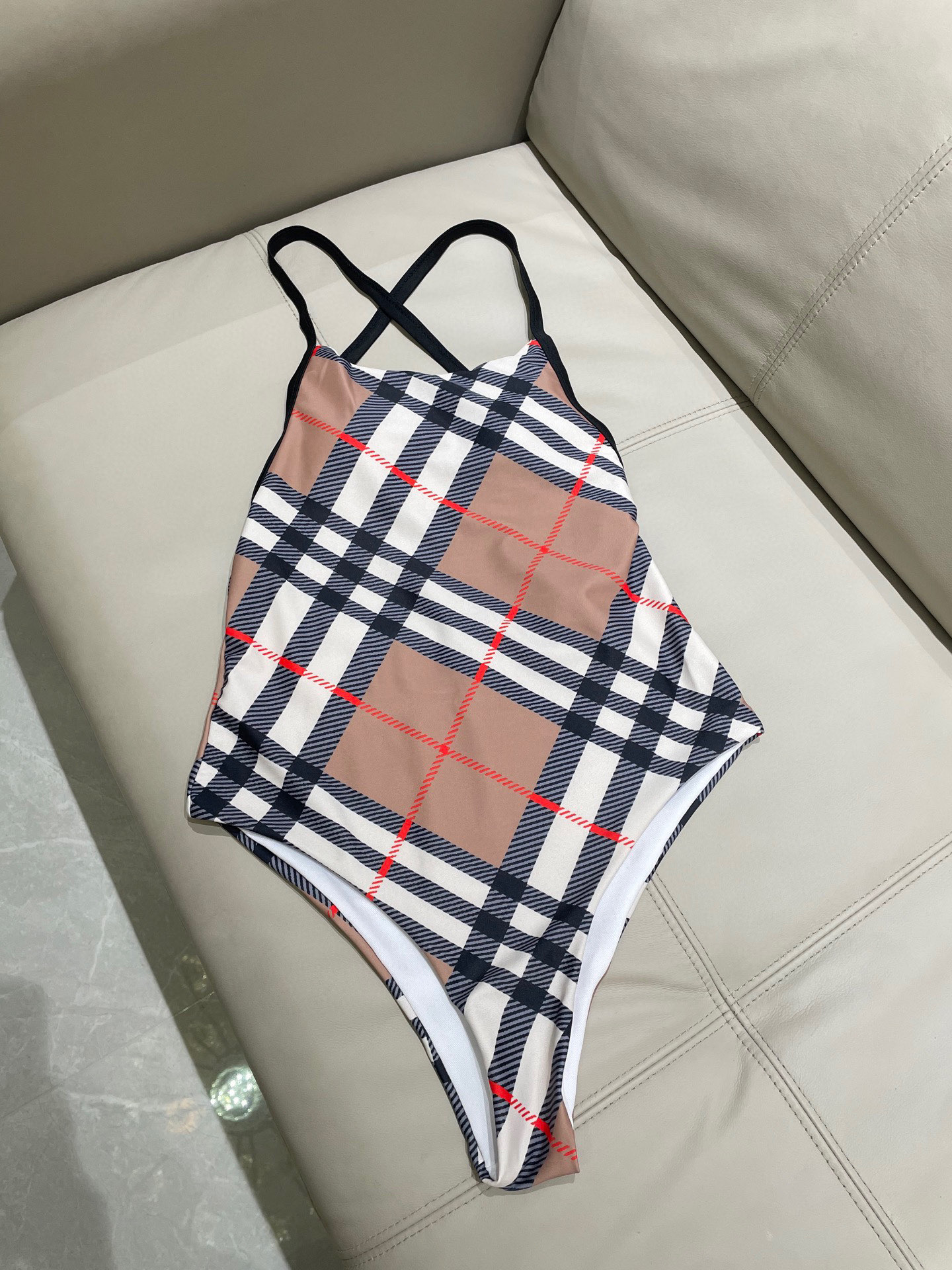  巴宝莉专柜新款气质款 😍🥰适合多种场景的游泳衣🏊‍♀️海边 游泳池 温泉 水上乐园 漂流都可以😌
面料