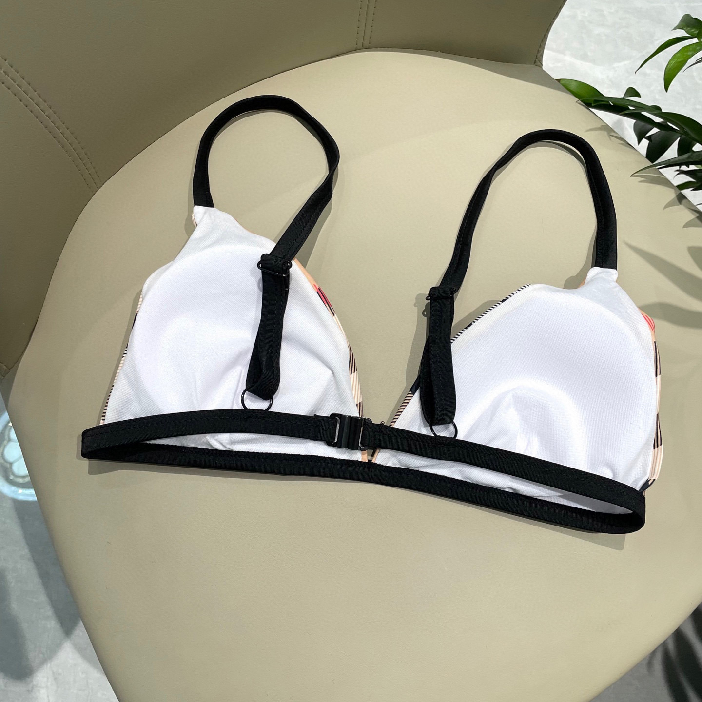  巴宝莉新款分体泳衣 时尚潮流款 😍🥰适合多种场景的游泳衣🏊‍♀️海边 游泳池 温泉 水上乐园 漂流都可