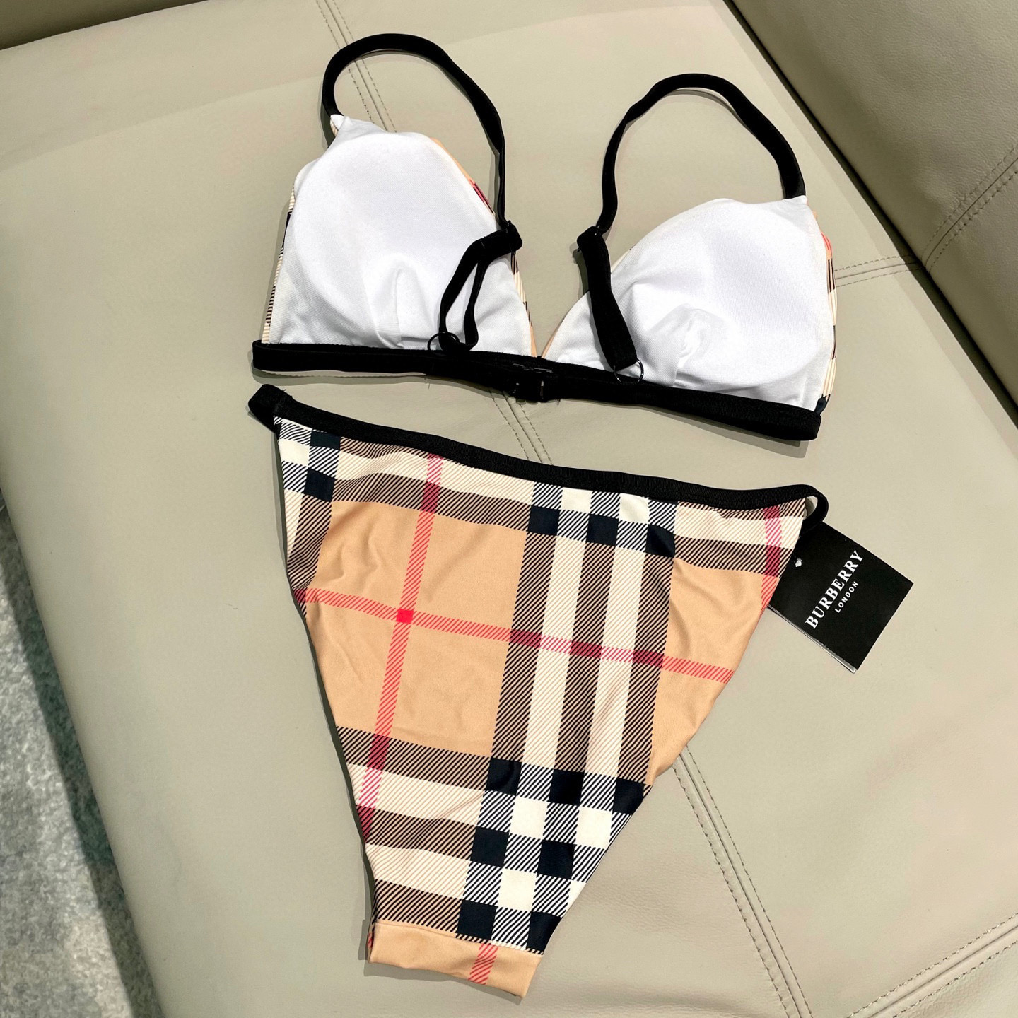  巴宝莉新款分体泳衣 时尚潮流款 😍🥰适合多种场景的游泳衣🏊‍♀️海边 游泳池 温泉 水上乐园 漂流都可