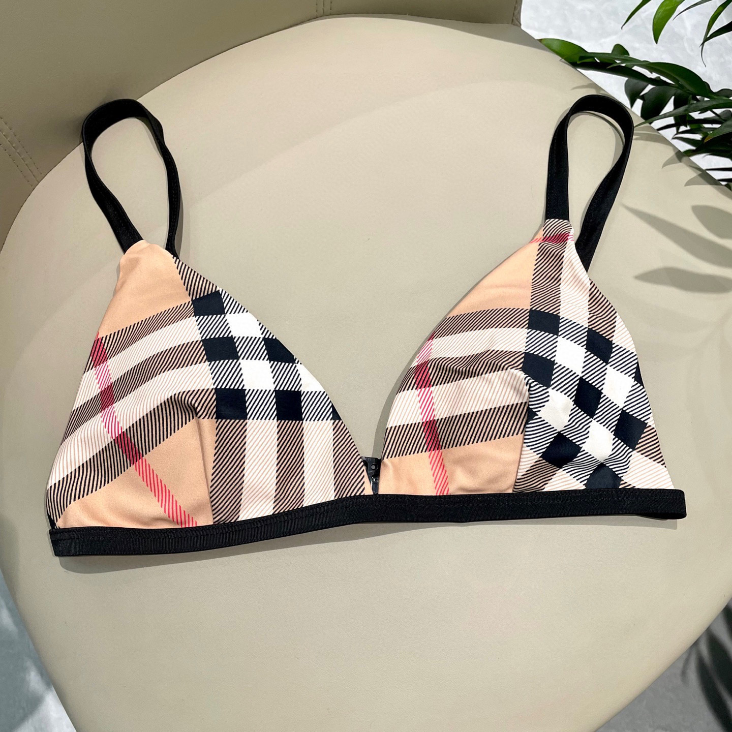 巴宝莉新款分体泳衣 时尚潮流款 😍🥰适合多种场景的游泳衣🏊‍♀️海边 游泳池 温泉 水上乐园 漂流都可
