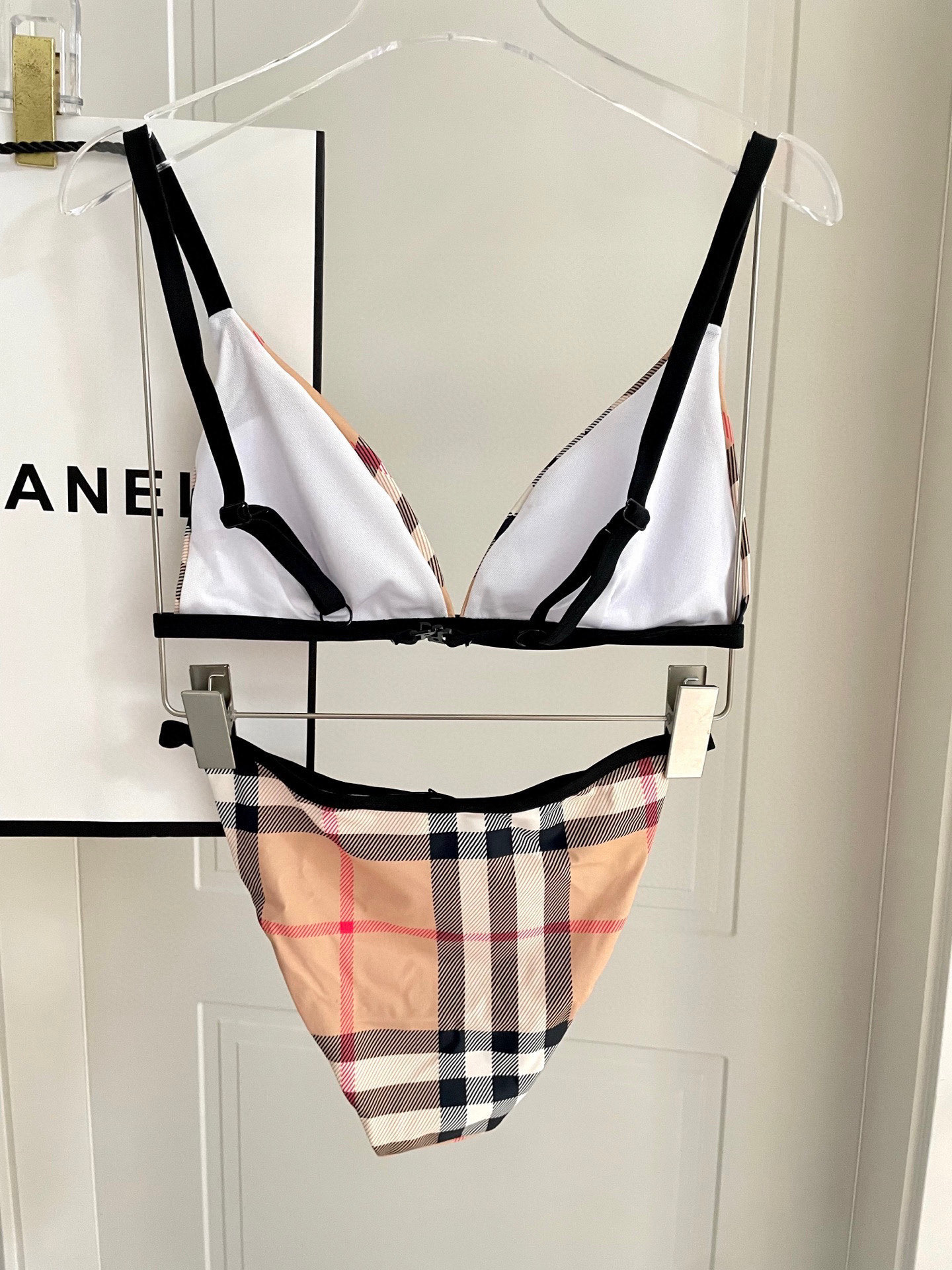  巴宝莉新款分体泳衣 时尚潮流款 😍🥰适合多种场景的游泳衣🏊‍♀️海边 游泳池 温泉 水上乐园 漂流都可