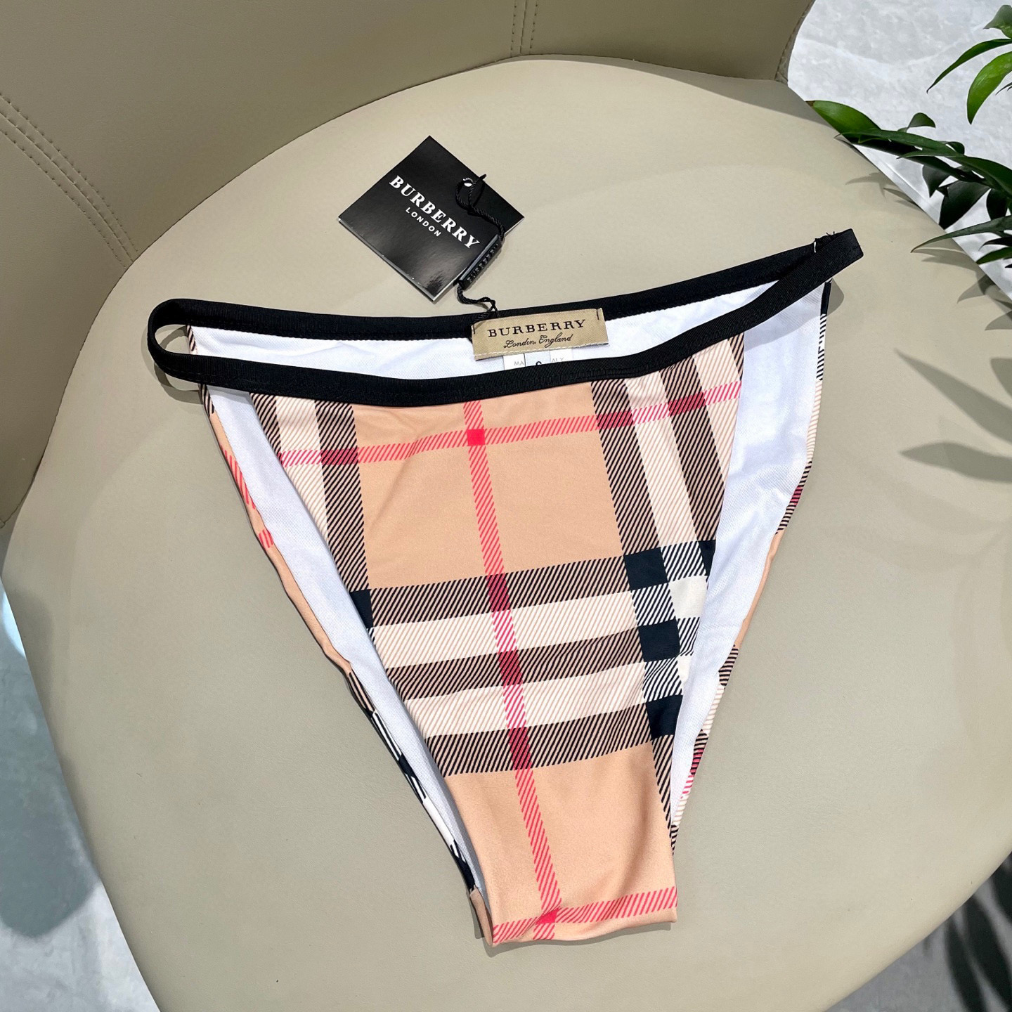 巴宝莉新款分体泳衣 时尚潮流款 😍🥰适合多种场景的游泳衣🏊‍♀️海边 游泳池 温泉 水上乐园 漂流都可