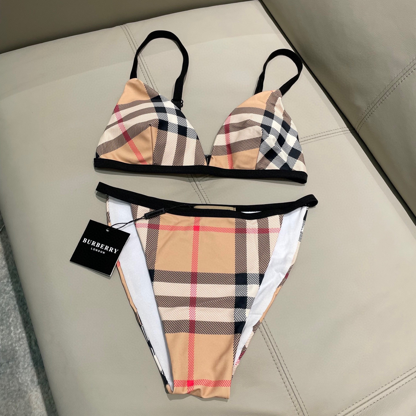  巴宝莉新款分体泳衣 时尚潮流款 😍🥰适合多种场景的游泳衣🏊‍♀️海边 游泳池 温泉 水上乐园 漂流都可