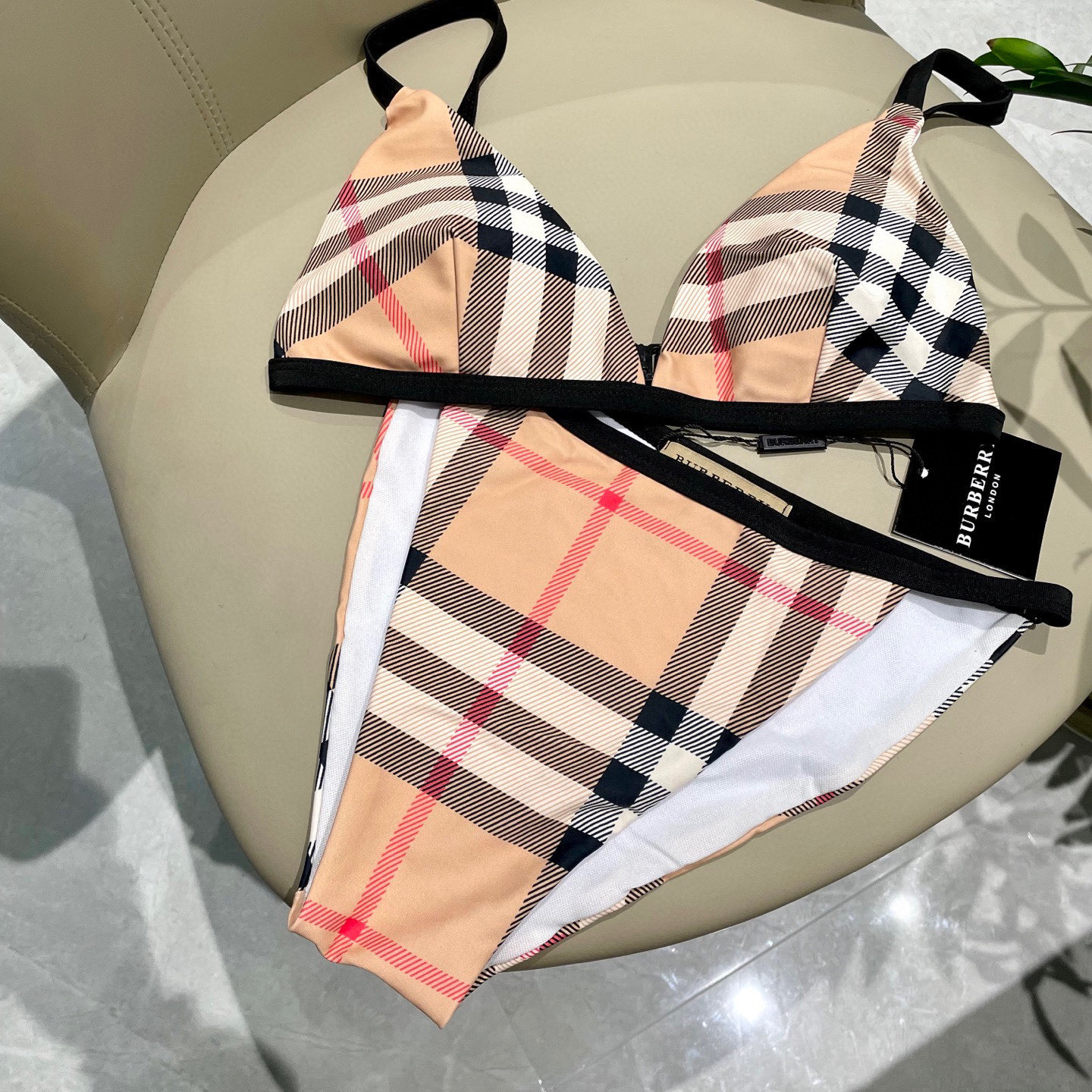  巴宝莉新款分体泳衣 时尚潮流款 😍🥰适合多种场景的游泳衣🏊‍♀️海边 游泳池 温泉 水上乐园 漂流都可