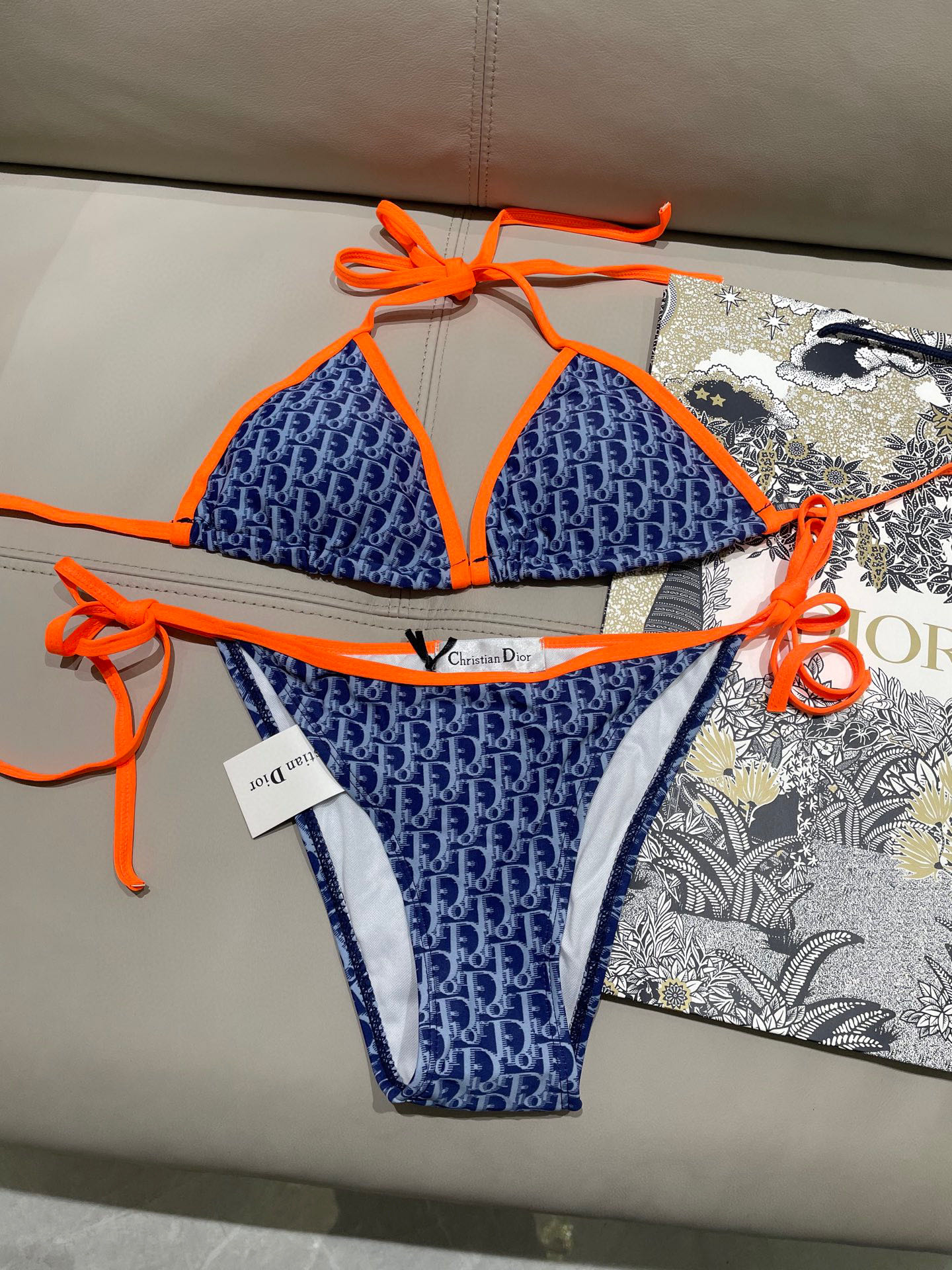   迪奥比基尼👙 上身超级棒！同步各大专柜发售，自然而然呈现时尚感！十分减龄，具有年轻活力。 
码数：S