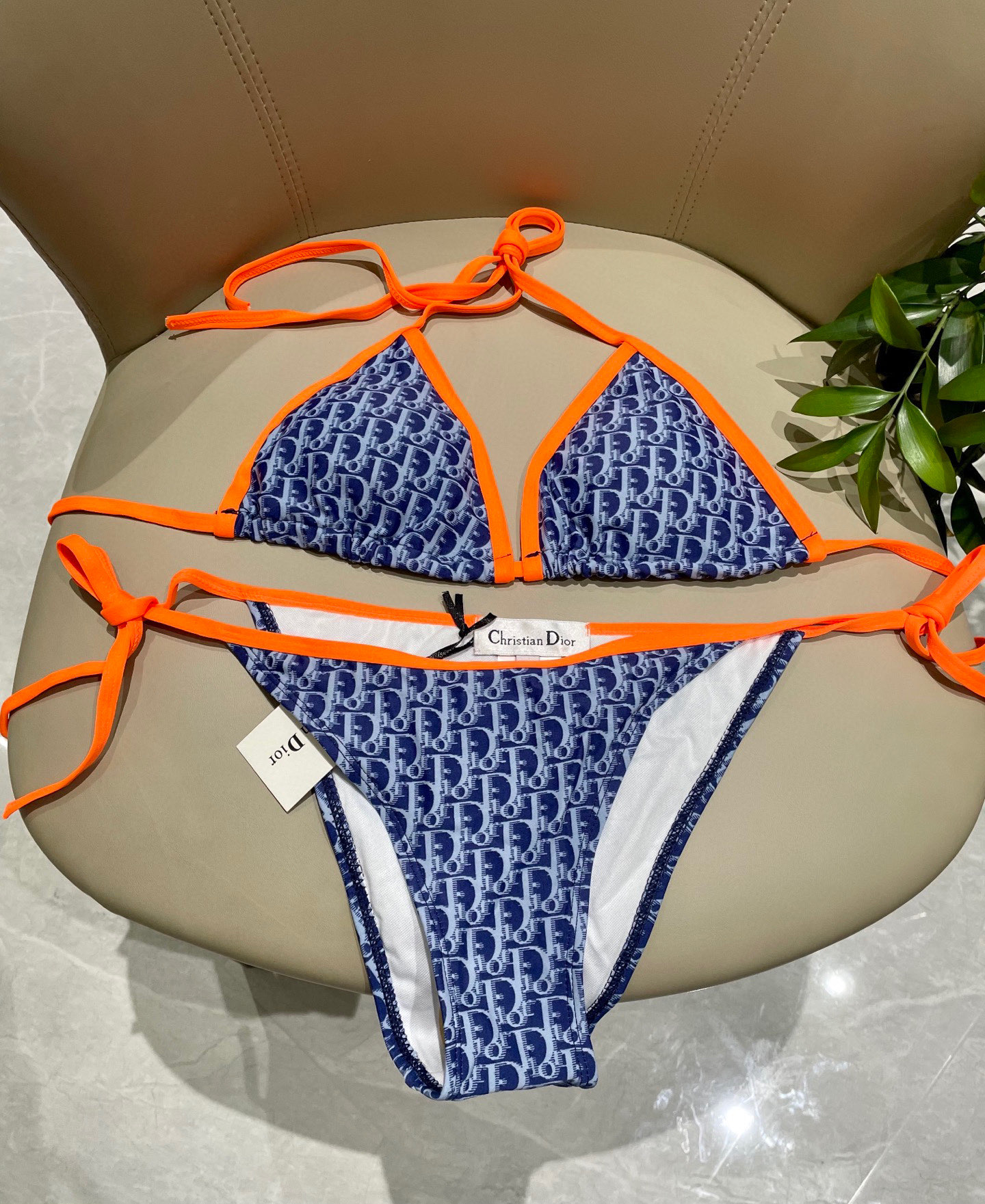   迪奥比基尼👙 上身超级棒！同步各大专柜发售，自然而然呈现时尚感！十分减龄，具有年轻活力。 
码数：S