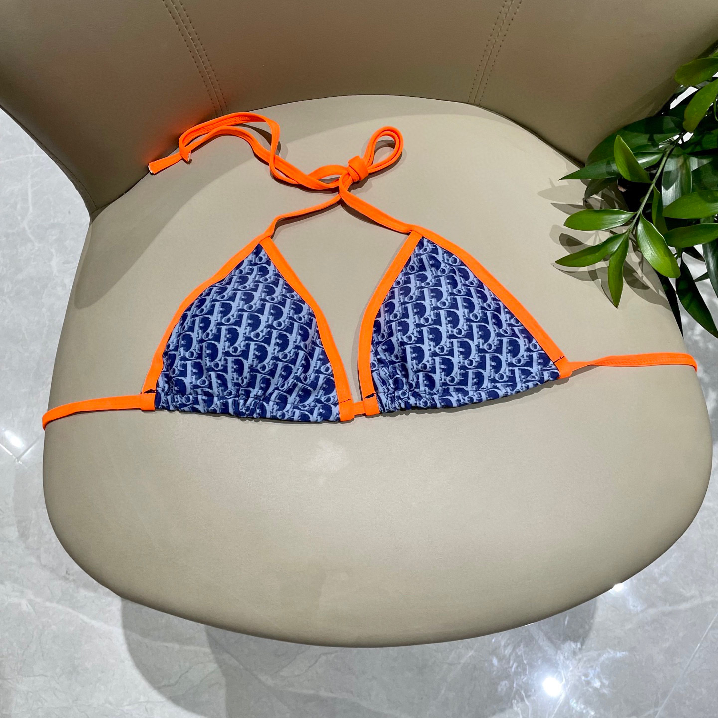   迪奥比基尼👙 上身超级棒！同步各大专柜发售，自然而然呈现时尚感！十分减龄，具有年轻活力。 
码数：S