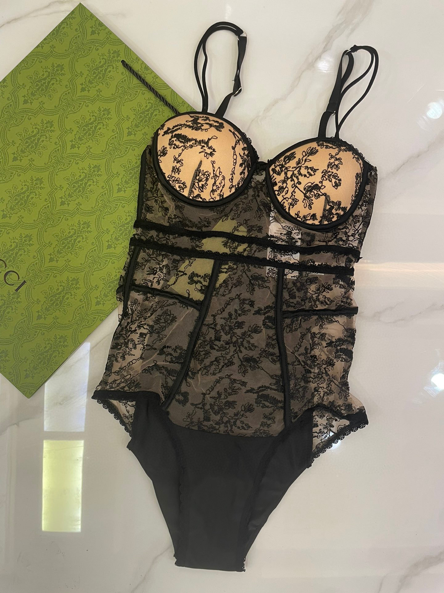 Gucci蕾丝性感泳衣 🥰😍👙❤️😍🥰适合多种场景的游泳衣🏊‍♀️海边 游泳池 温泉 水上乐园 漂流都