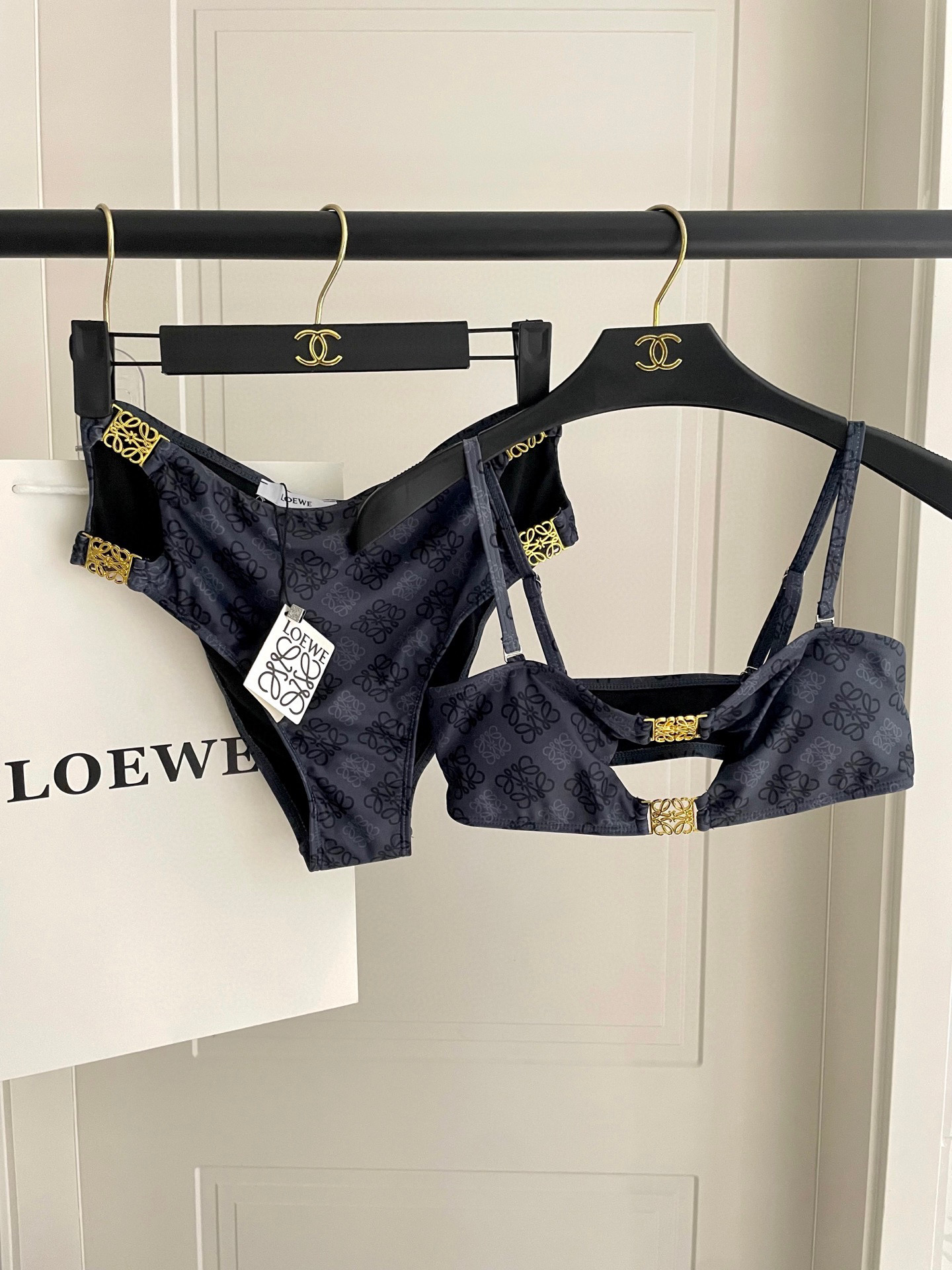  Loewe新款分体对版五金😍🥰适合多种场景的游泳衣🏊‍♀️海边 游泳池 温泉 水上乐园 漂流都可以😌内