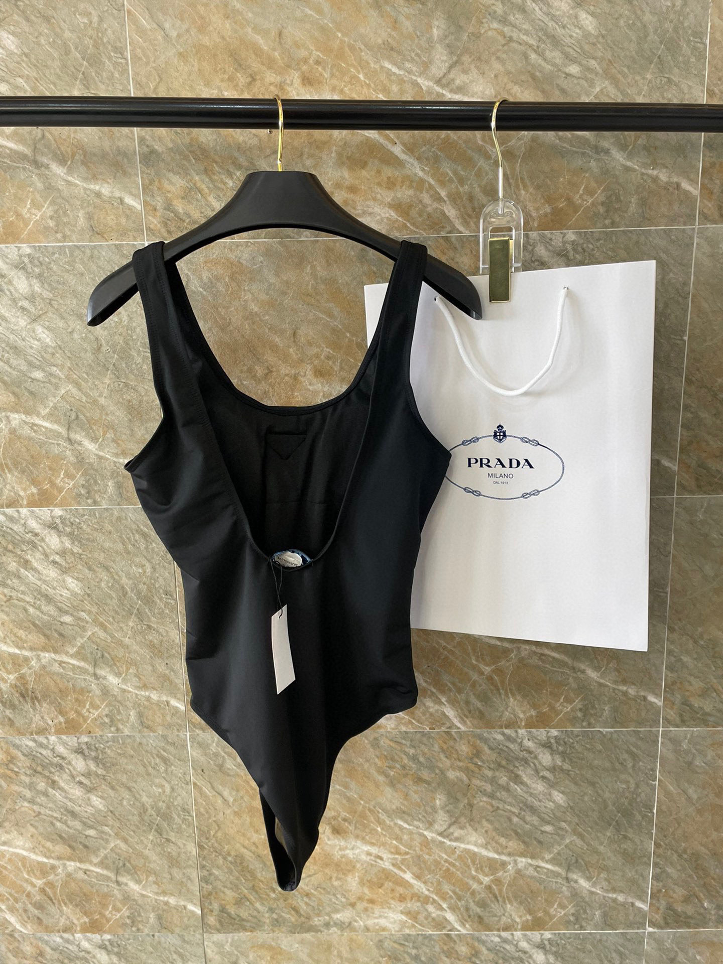  PRADA新款露背连体泳衣 黑色简单大气 适合多种场景的游泳衣🏊‍♀️海边 游泳池 温泉 水上乐园 漂