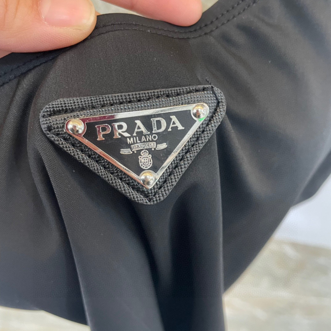  PRADA新款露背连体泳衣 黑色简单大气 适合多种场景的游泳衣🏊‍♀️海边 游泳池 温泉 水上乐园 漂
