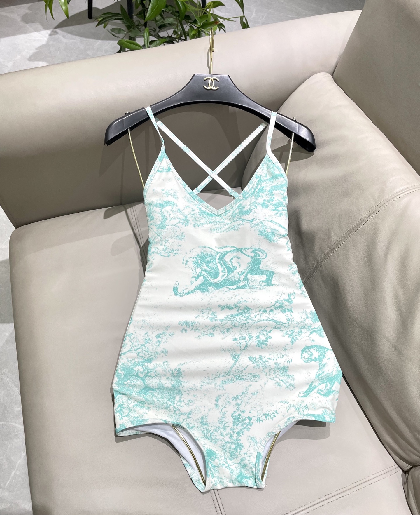  Dior新款露背连体泳衣 简单大气 适合多种场景的游泳衣🏊‍♀️海边 游泳池 温泉 水上乐园 漂流都可