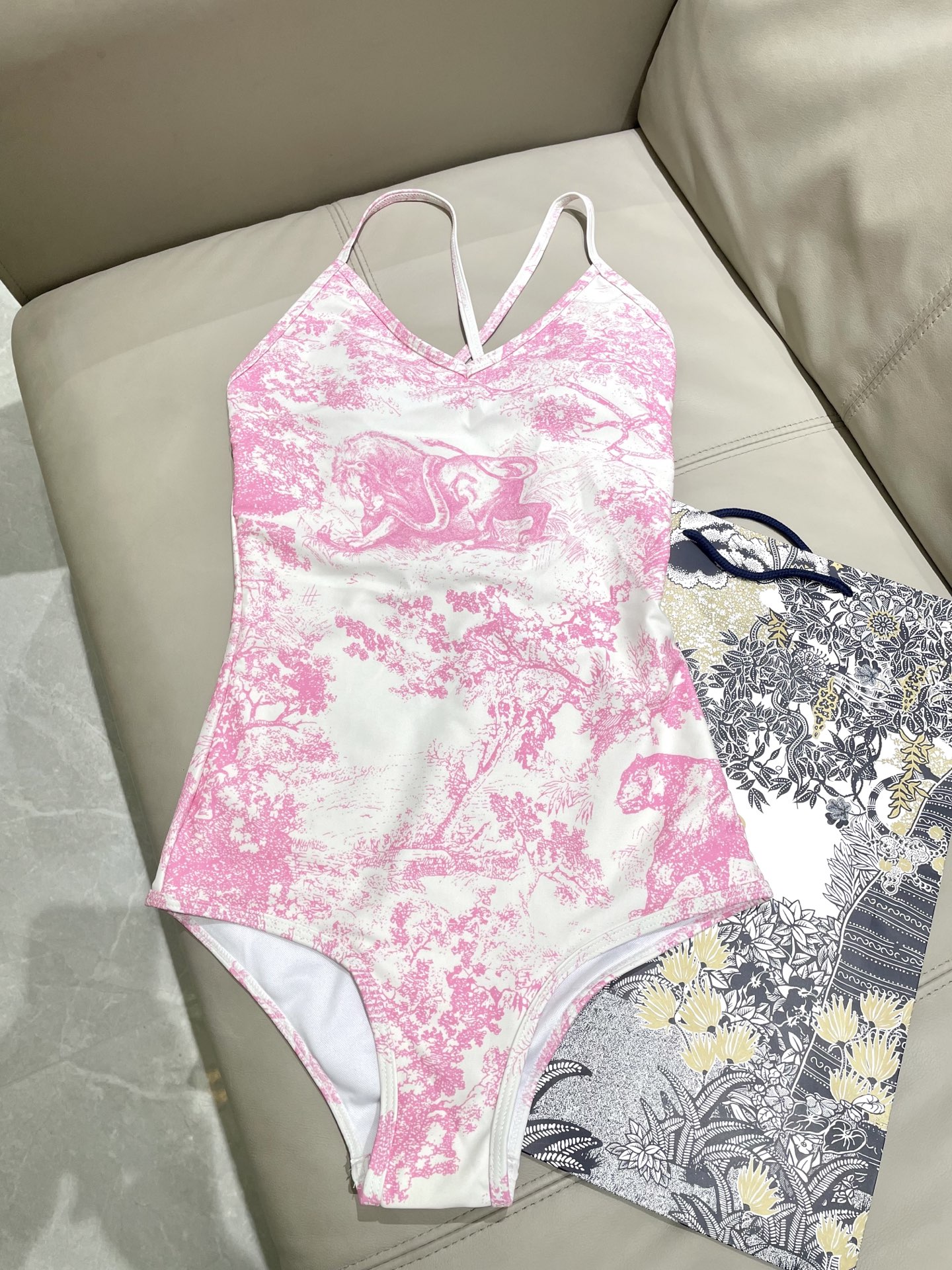  Dior新款露背连体泳衣 简单大气 适合多种场景的游泳衣🏊‍♀️海边 游泳池 温泉 水上乐园 漂流都可