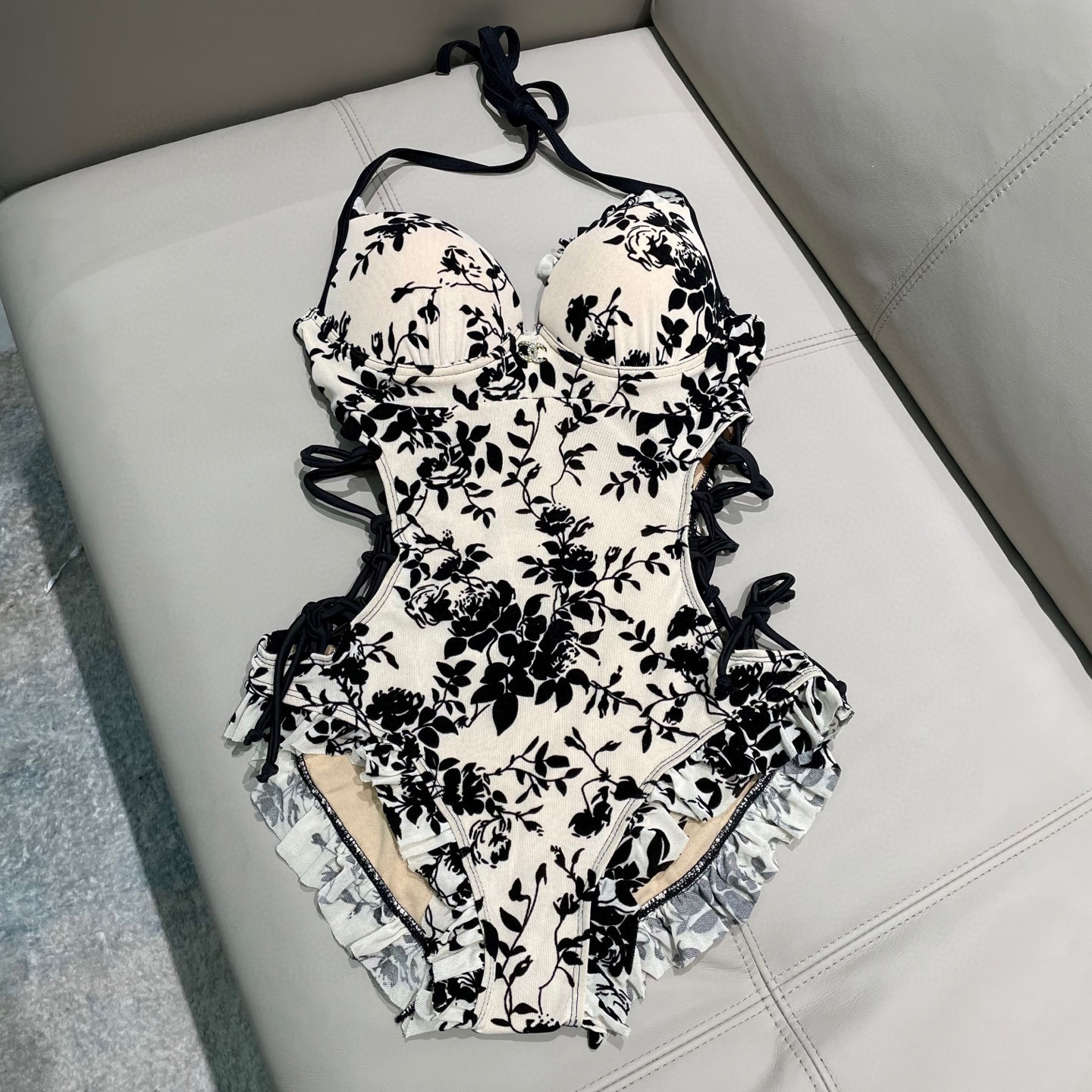  Chanel新款连体泳衣 时尚潮流款 😍🥰适合多种场景的游泳衣🏊‍♀️海边 游泳池 温泉 水上乐园 漂