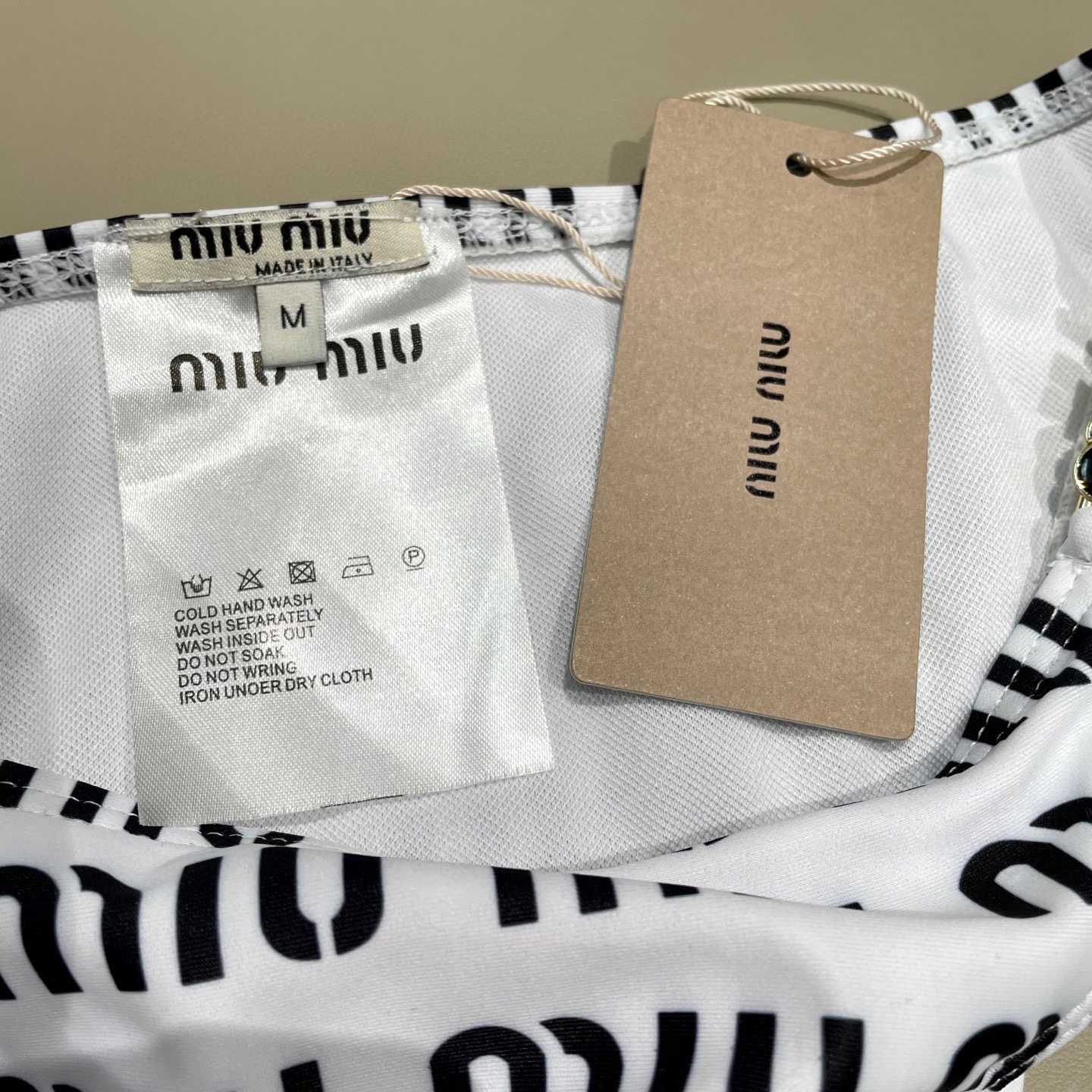  miumiu缪缪新款比基尼😍🥰适合多种场景的游泳衣🏊‍♀️海边 游泳池 温泉 水上乐园 漂流都可以😌内