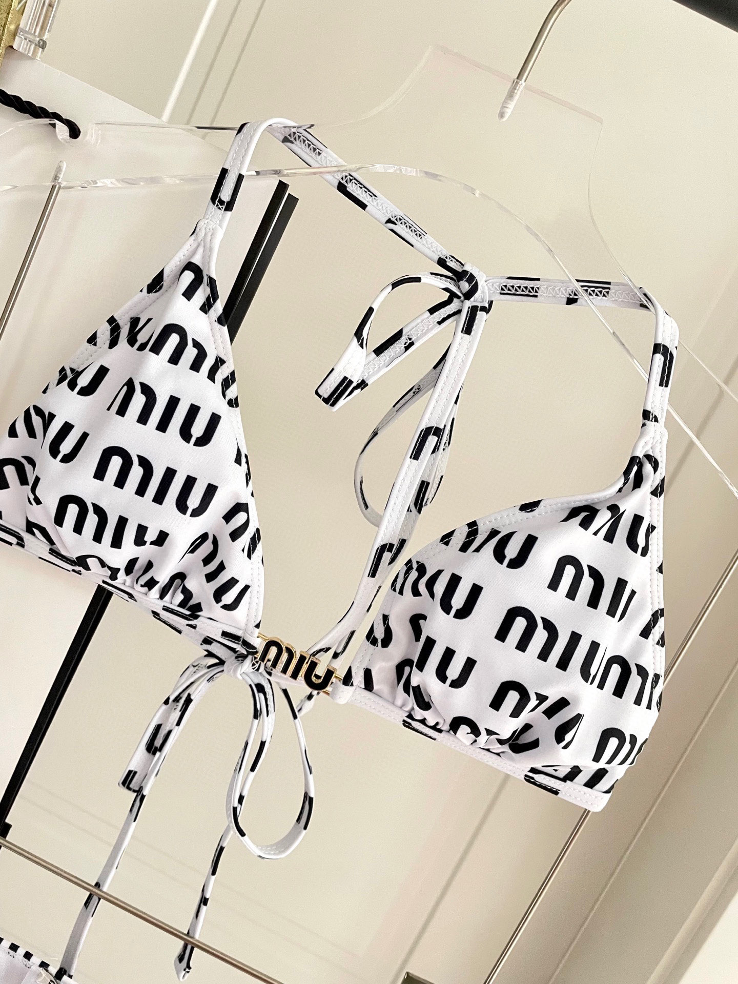  miumiu缪缪新款比基尼😍🥰适合多种场景的游泳衣🏊‍♀️海边 游泳池 温泉 水上乐园 漂流都可以😌内