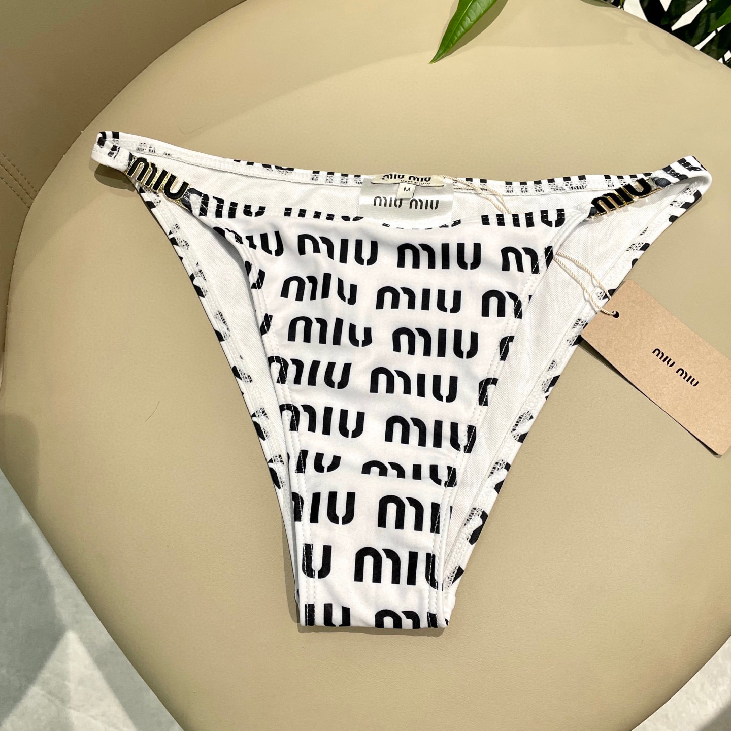  miumiu缪缪新款比基尼😍🥰适合多种场景的游泳衣🏊‍♀️海边 游泳池 温泉 水上乐园 漂流都可以😌内