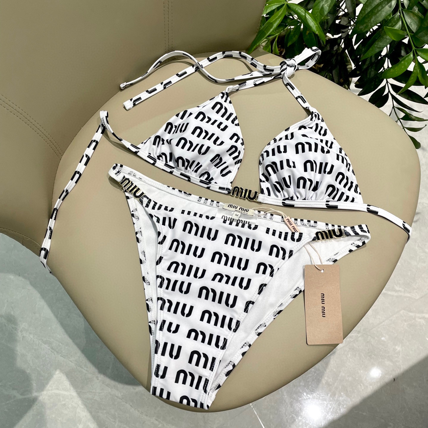  miumiu缪缪新款比基尼😍🥰适合多种场景的游泳衣🏊‍♀️海边 游泳池 温泉 水上乐园 漂流都可以😌内