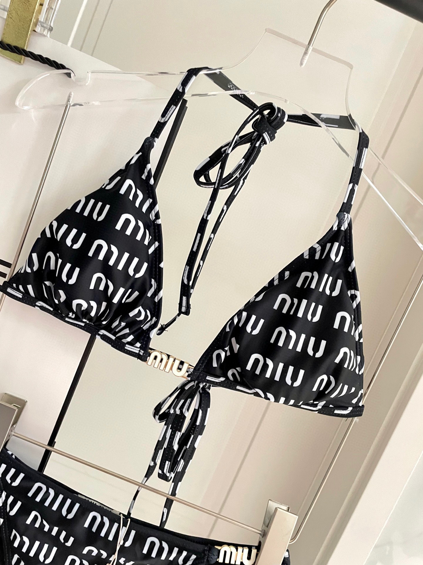  miumiu缪缪新款比基尼😍🥰适合多种场景的游泳衣🏊‍♀️海边 游泳池 温泉 水上乐园 漂流都可以😌内