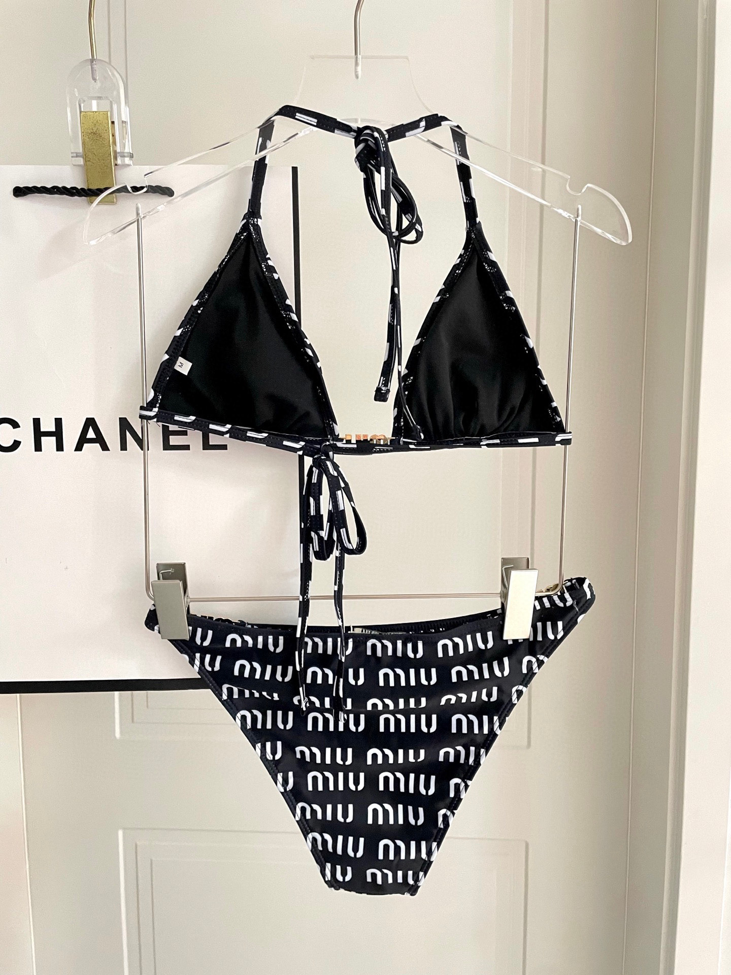  miumiu缪缪新款比基尼😍🥰适合多种场景的游泳衣🏊‍♀️海边 游泳池 温泉 水上乐园 漂流都可以😌内