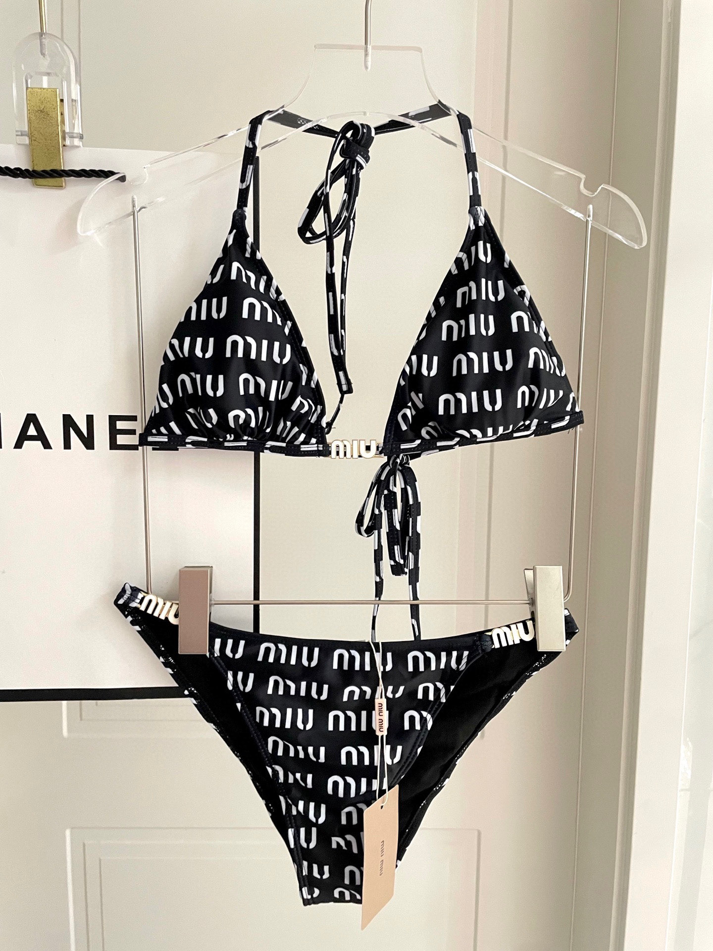  miumiu缪缪新款比基尼😍🥰适合多种场景的游泳衣🏊‍♀️海边 游泳池 温泉 水上乐园 漂流都可以😌内