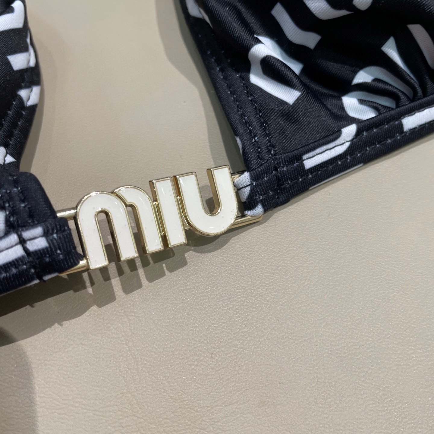  miumiu缪缪新款比基尼😍🥰适合多种场景的游泳衣🏊‍♀️海边 游泳池 温泉 水上乐园 漂流都可以😌内