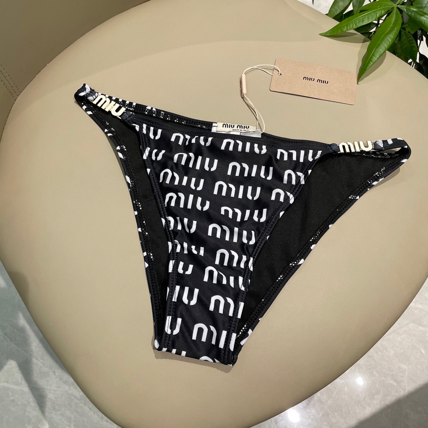  miumiu缪缪新款比基尼😍🥰适合多种场景的游泳衣🏊‍♀️海边 游泳池 温泉 水上乐园 漂流都可以😌内