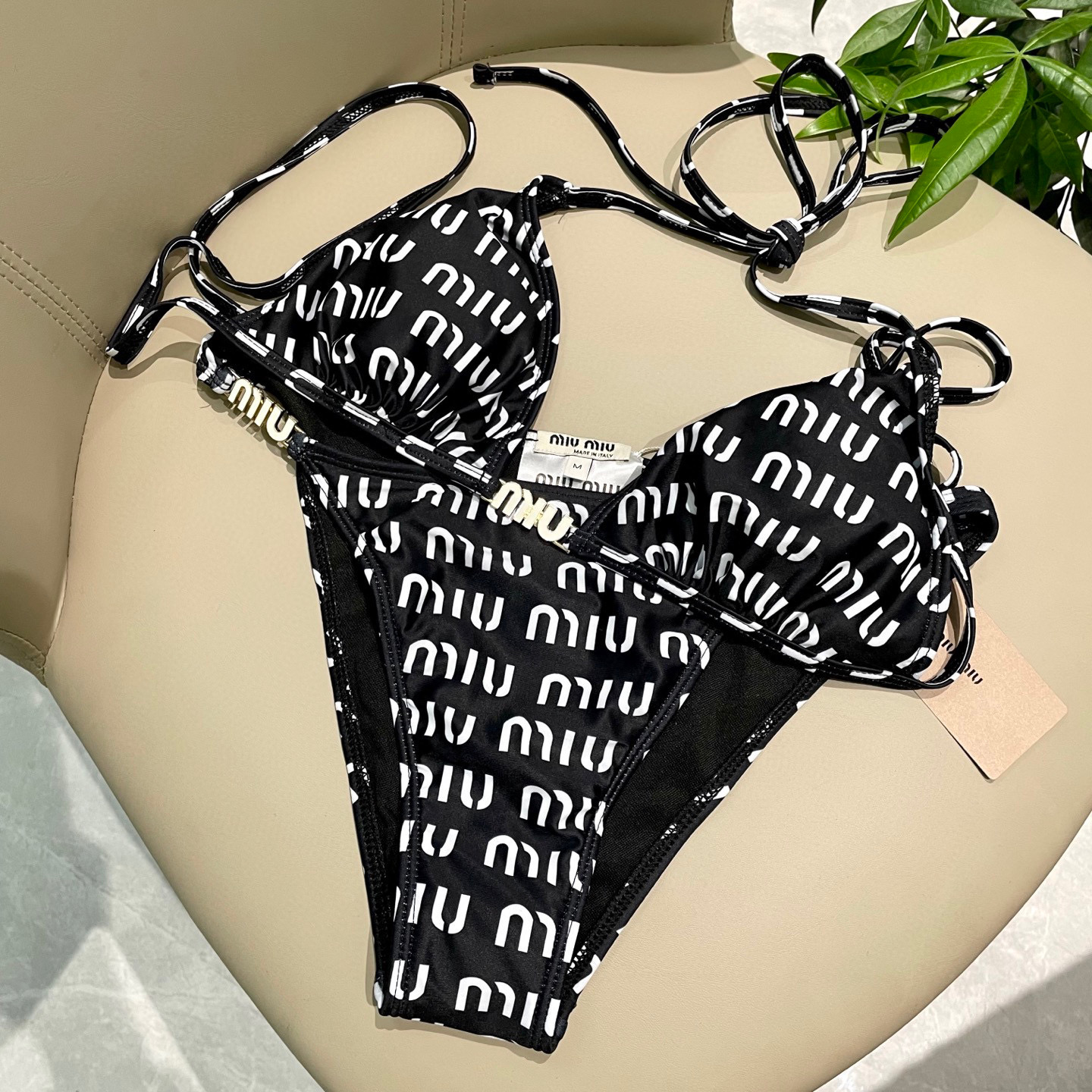  miumiu缪缪新款比基尼😍🥰适合多种场景的游泳衣🏊‍♀️海边 游泳池 温泉 水上乐园 漂流都可以😌内